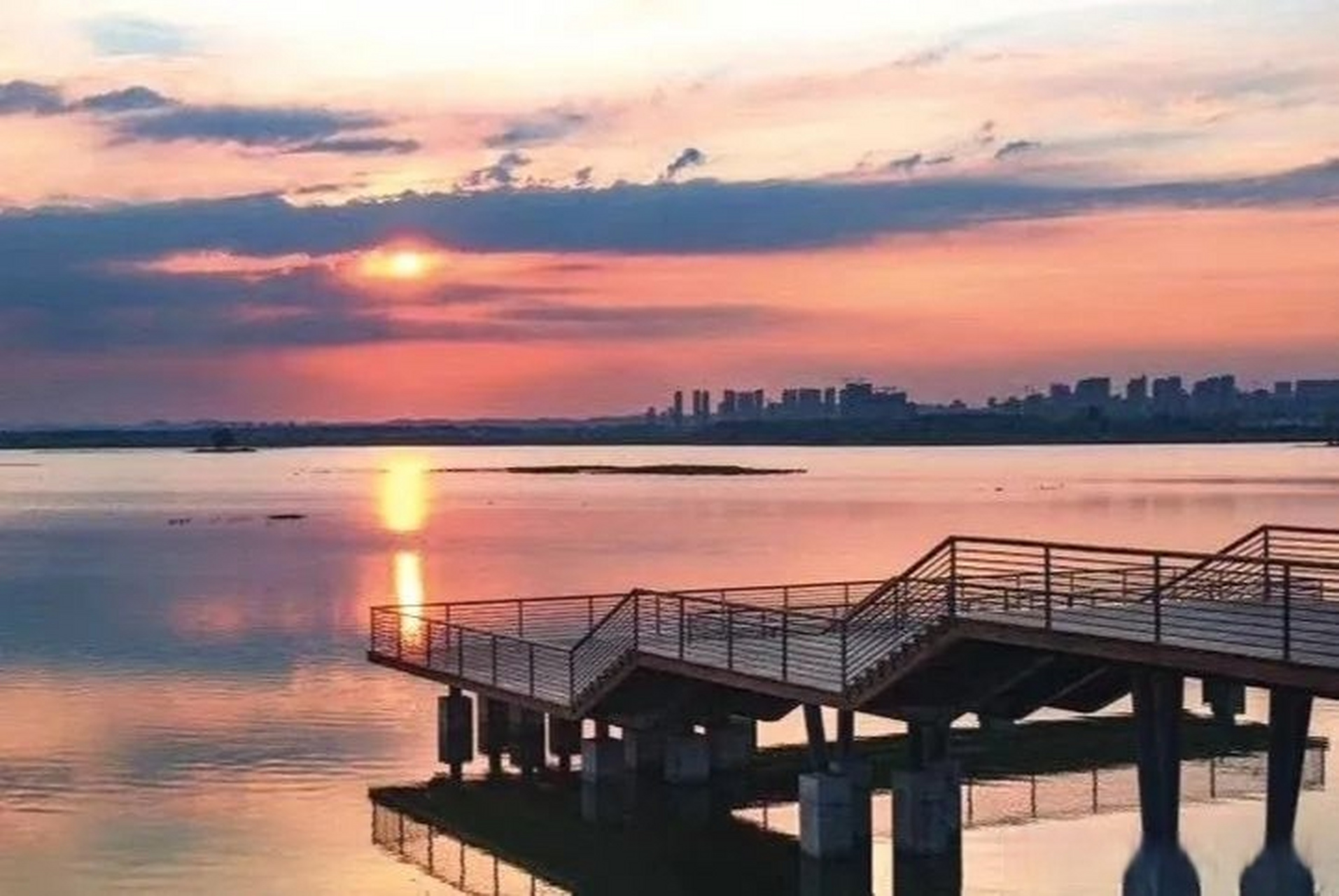 醉美滁州# #520安徽文旅惠民消费季#  明湖公园虽然远离市区,却并不