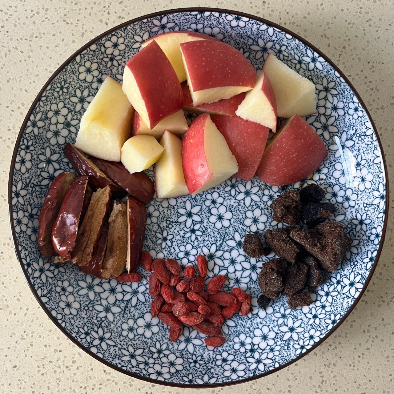 苹果枸杞红枣红糖水 继前几天煮的苹果茶,屋里还有枸杞大枣,刚好马上
