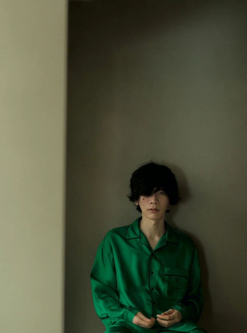 米津玄师《ginza》封面 omg omg太帅了………… 米津终于不把我们当外