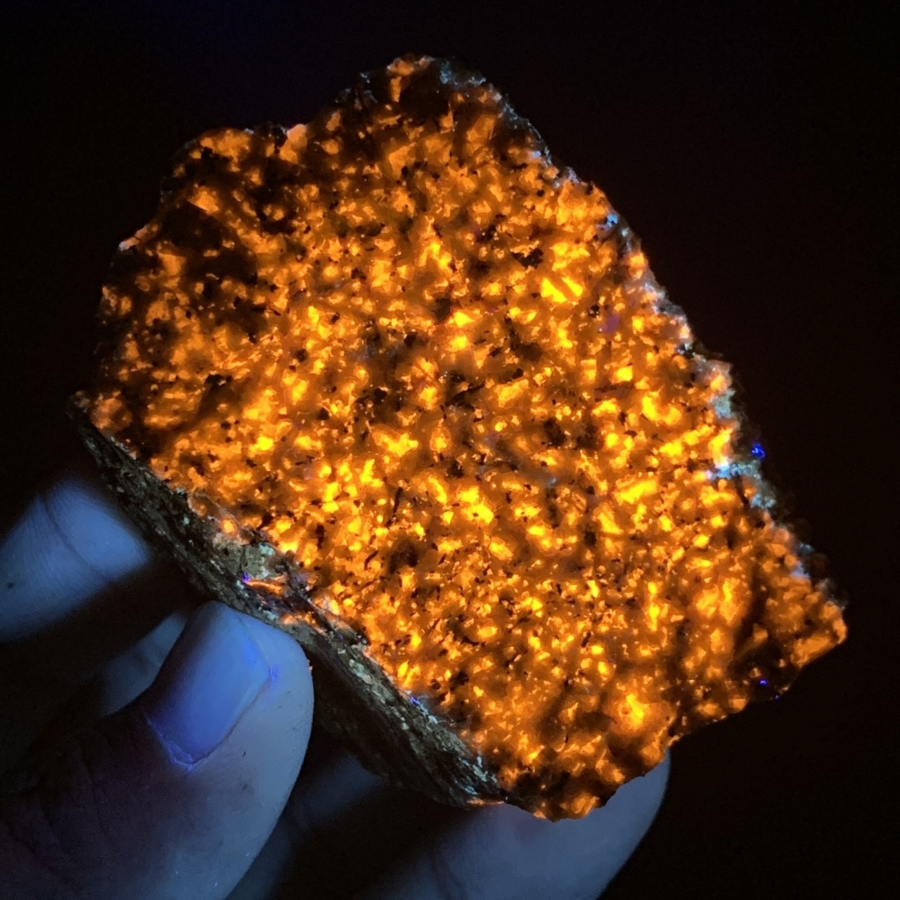 火焰石 火焰石这是一种含有荧光方钠石的正长岩,通过专家的研究,发现