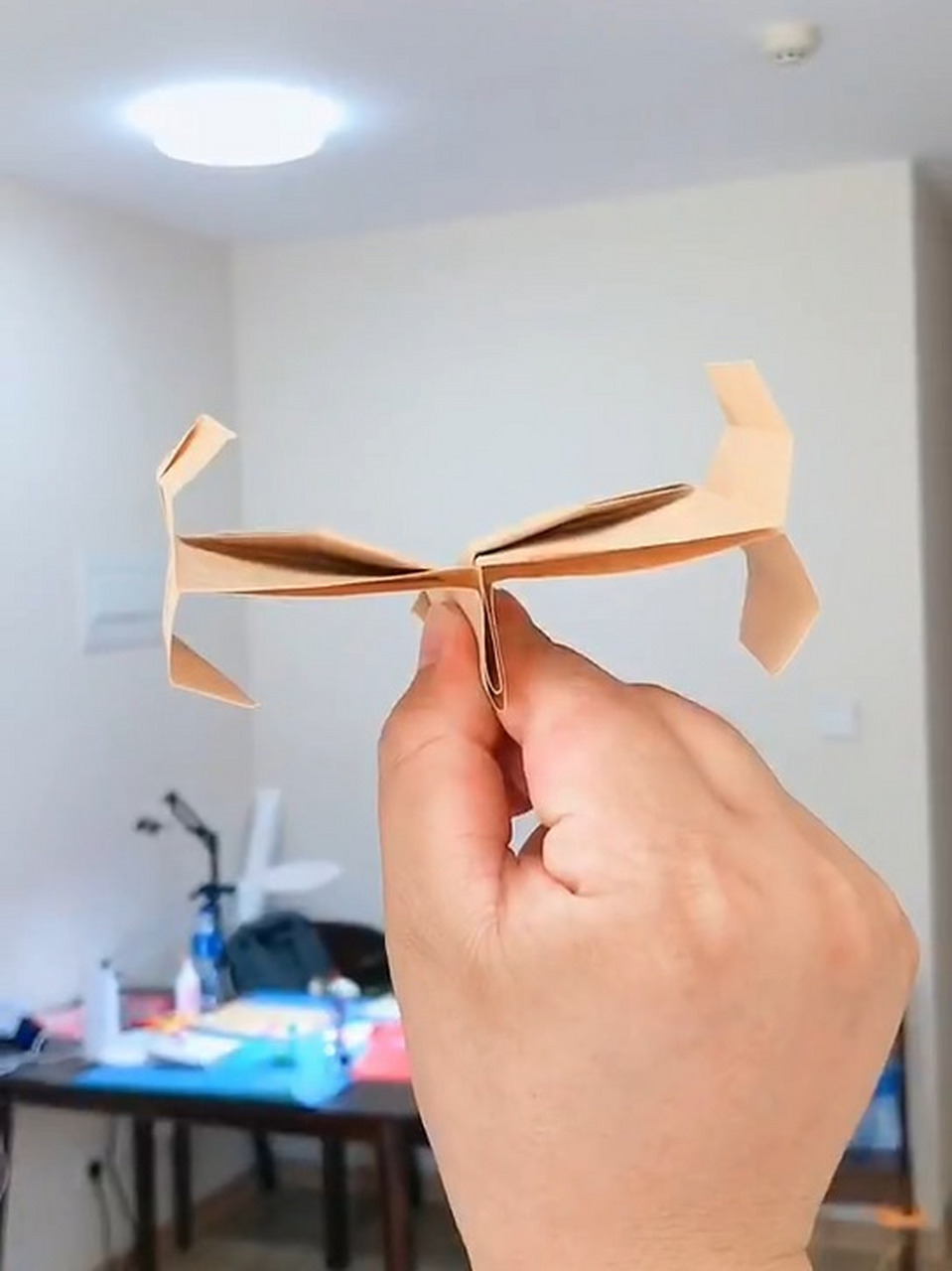 可飞行100米的纸飞机教程,一折就会