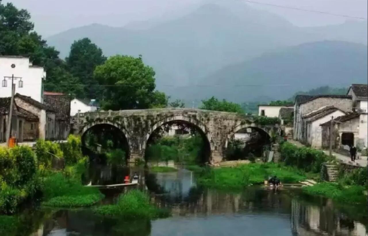 汉口镇:湖北武汉,凭借其独特的文化魅力,位居四大古镇之首. 2.