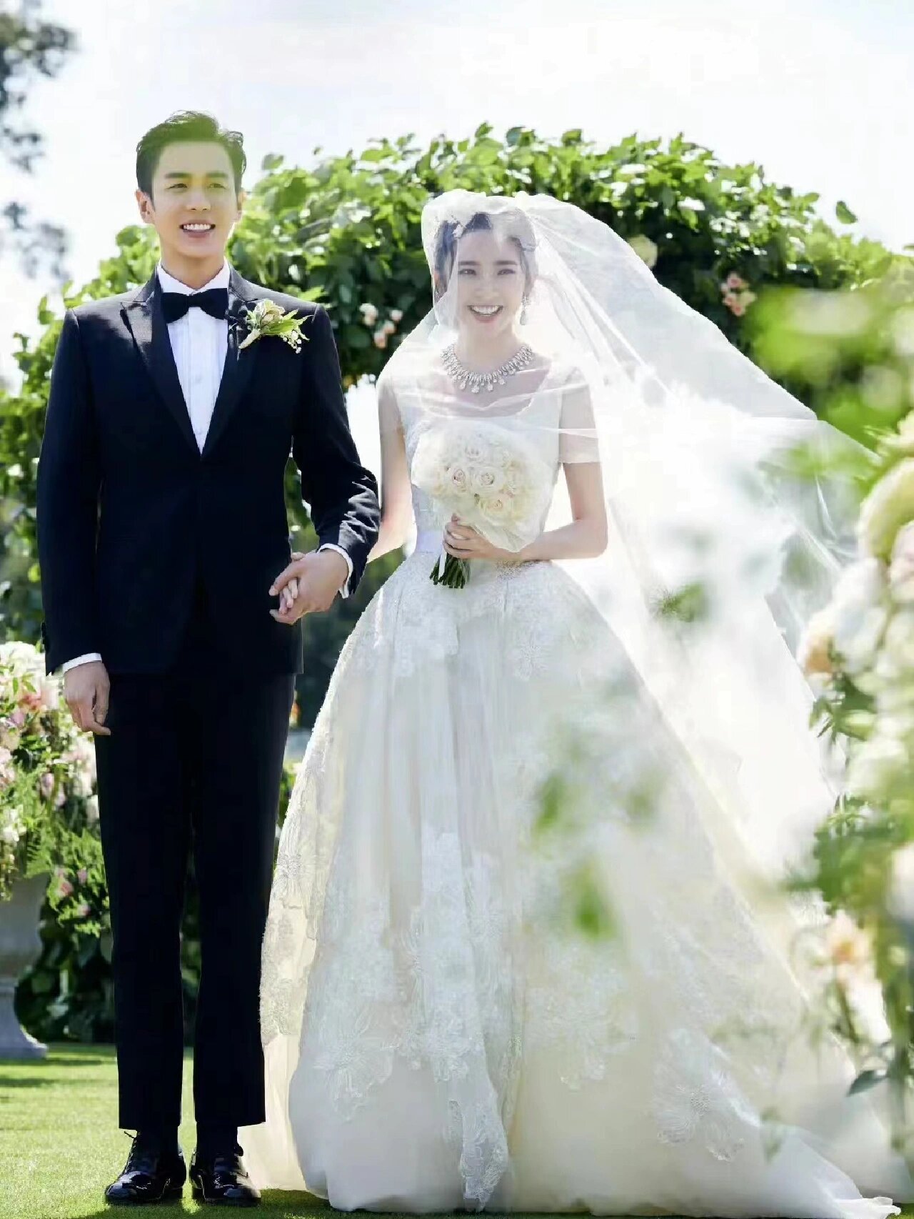 新郎穿什么|张若昀婚礼穿搭参考