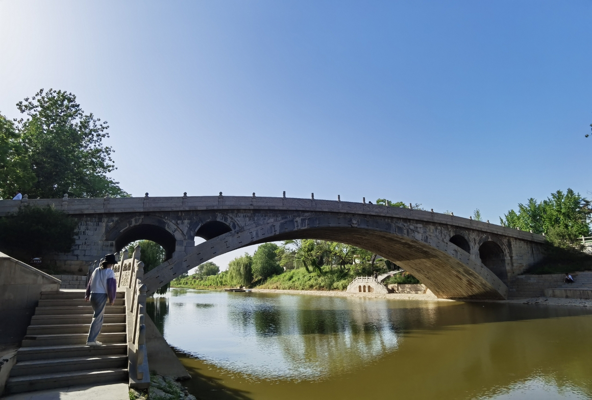 赵州桥 河北省赵县的洨河上,有一座世界闻名的石拱桥,叫安济桥,又叫