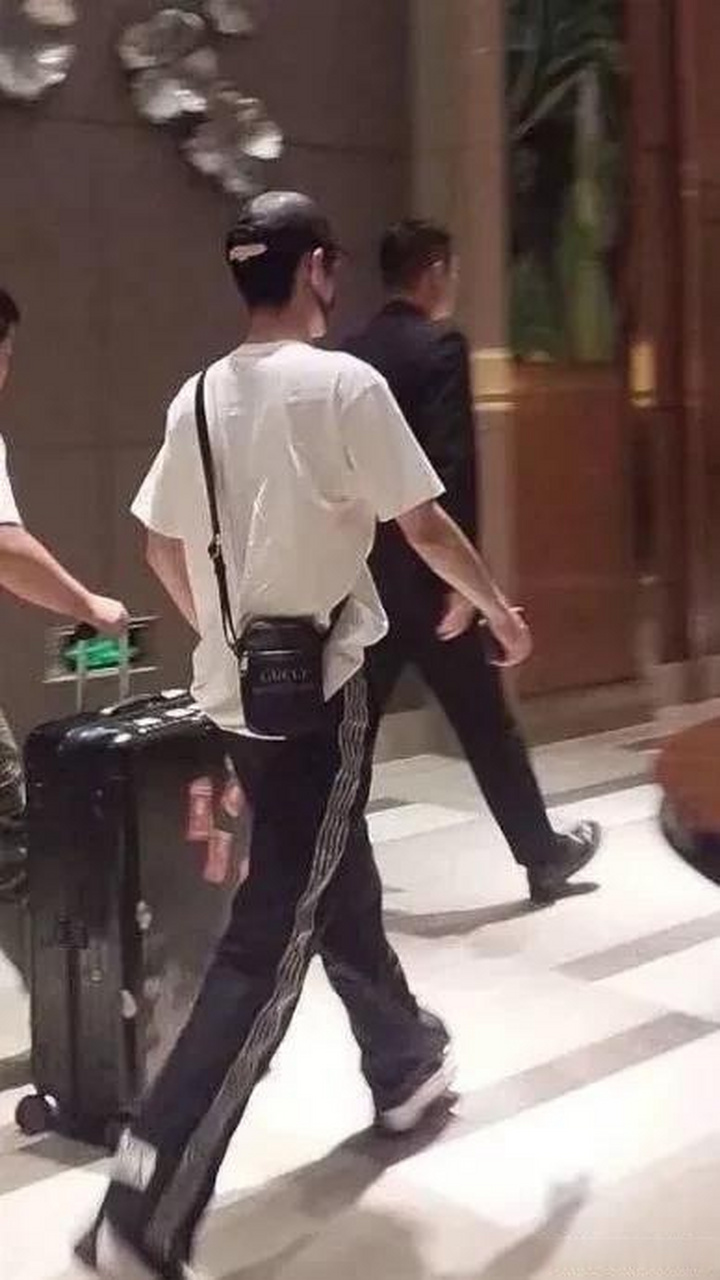 身高比例都完美,都来看肖战劈叉式走路!肖战