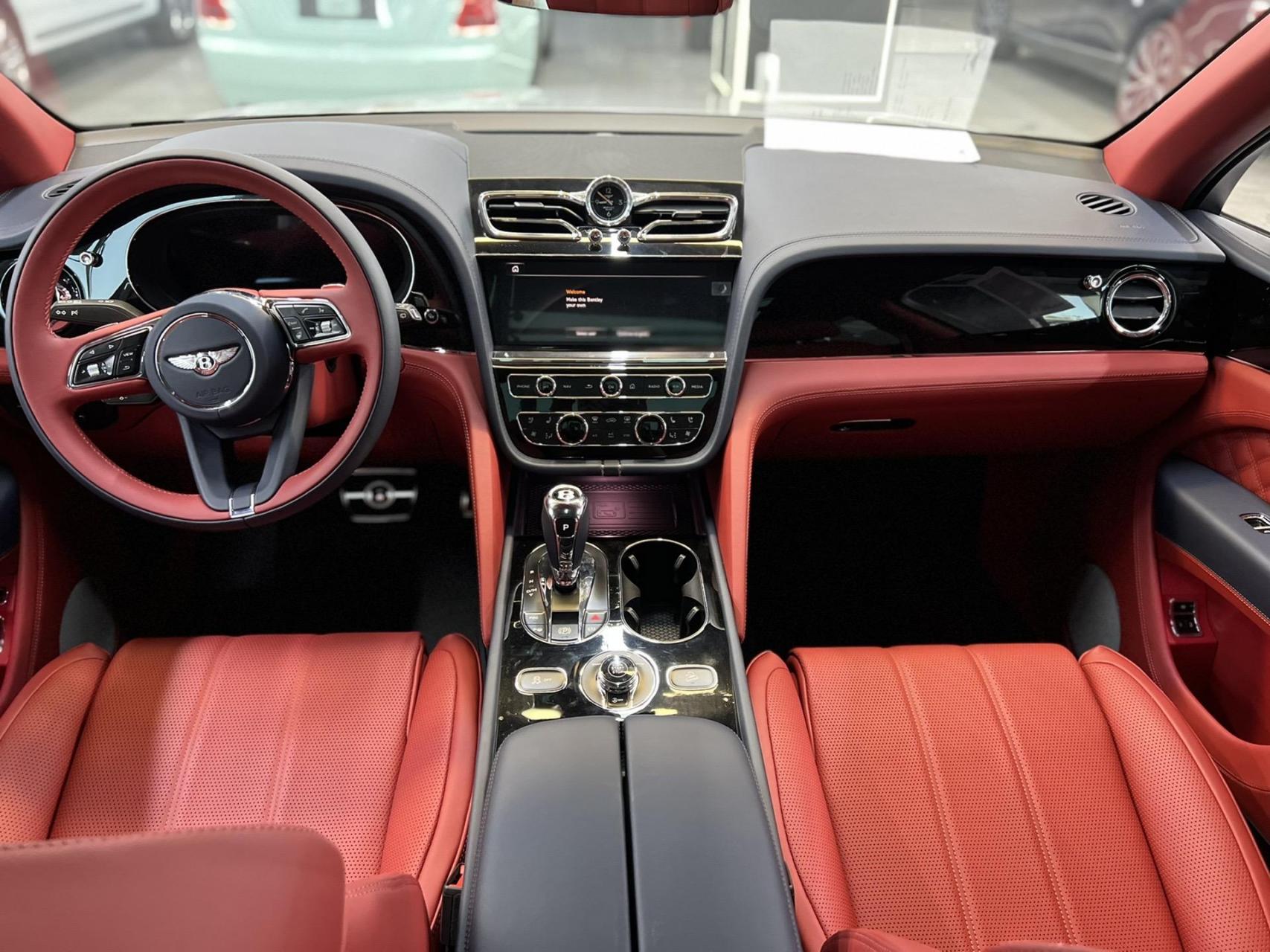 235万6015宾利添越4.