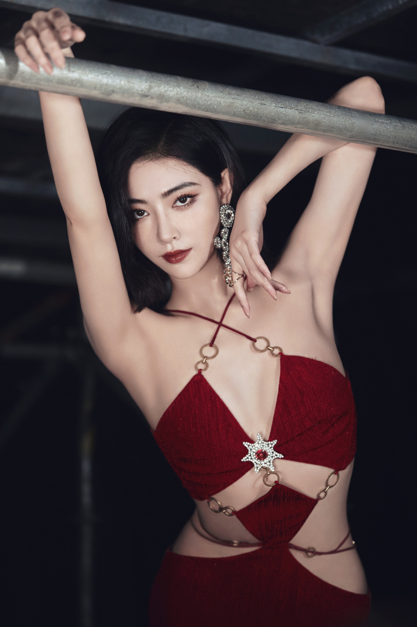 许佳琪生日美照,红裙的kiki魅力无限