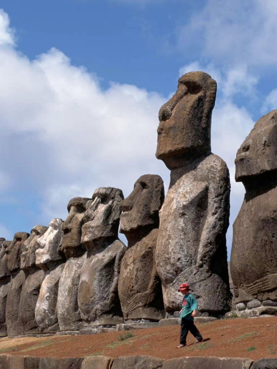智利复活节岛摩艾石像moai head 复活岛位是智利的特殊领地,在1722年