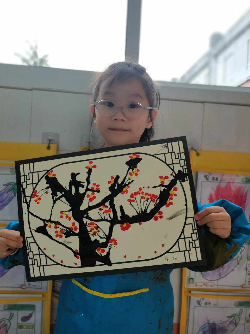 幼儿园儿童画《梅花》 幼儿园大班儿童画 材料:纸,墨水,吸管,棉签