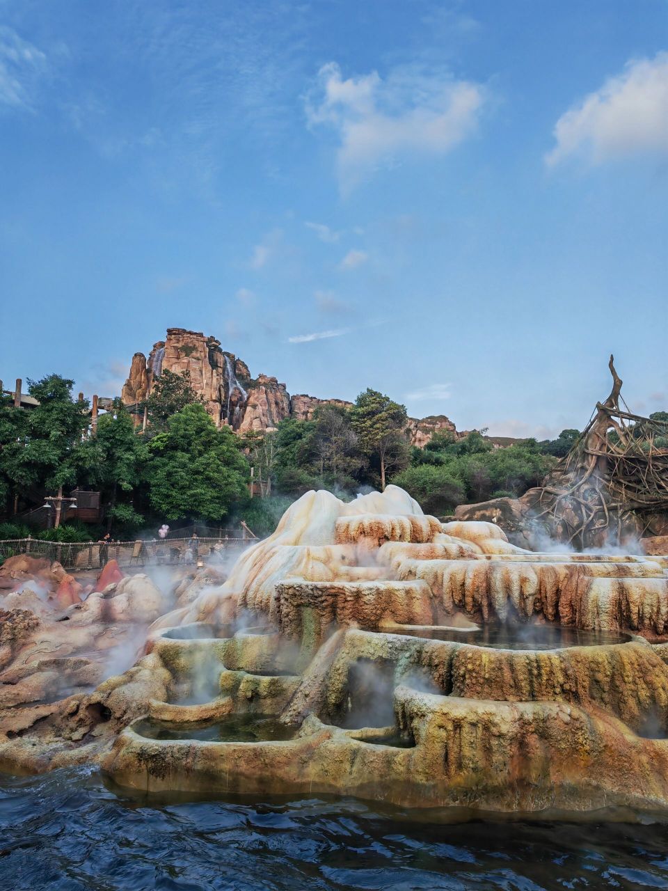 2上海迪士尼雷鸣山漂流  穿好雨衣,关键是还得注意不要把鞋子打湿喽.