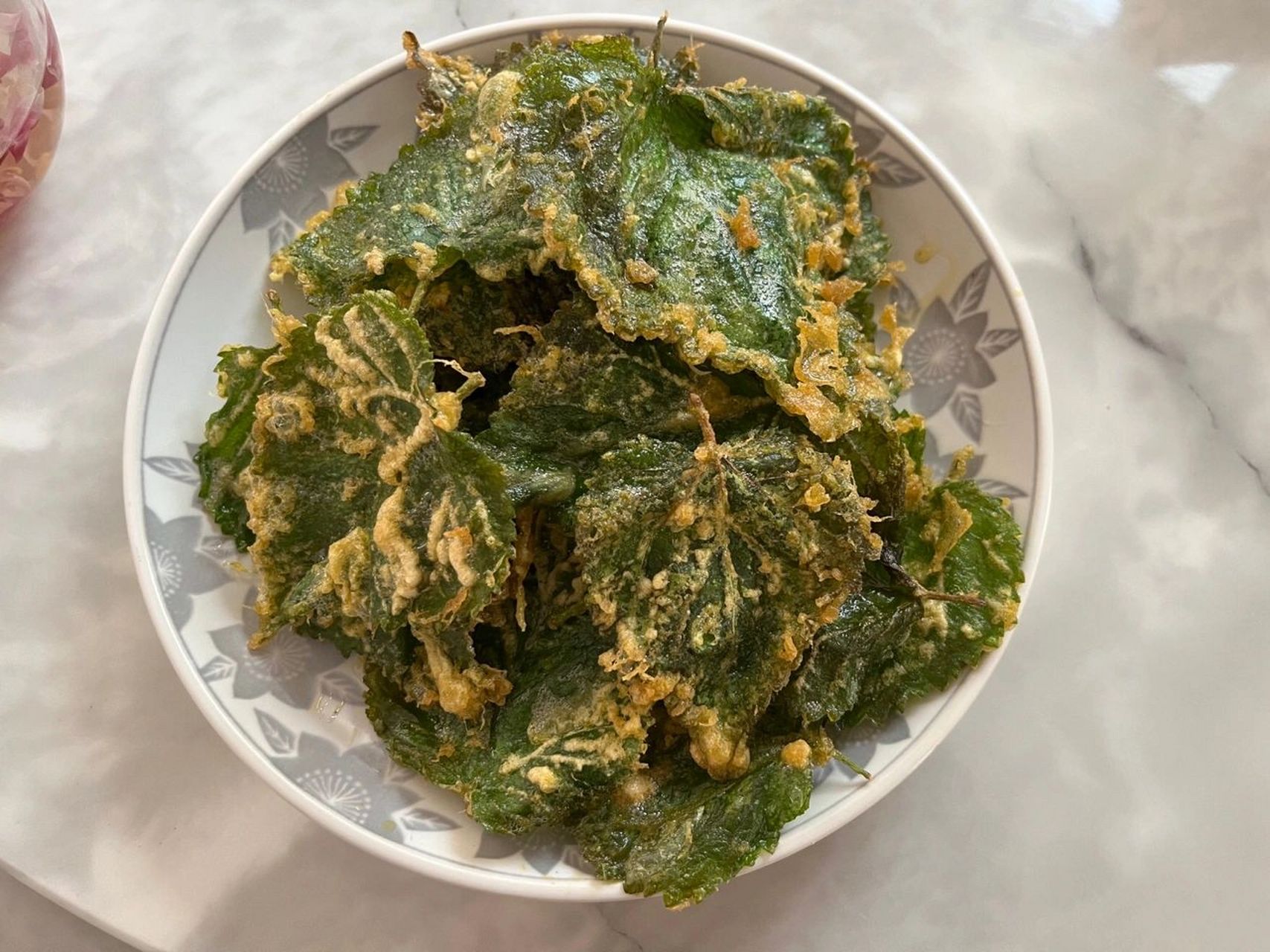 油炸桑叶尝试一下吧 桑叶,就是蚕宝宝吃的那玩意儿 桑叶,具有疏肝理气