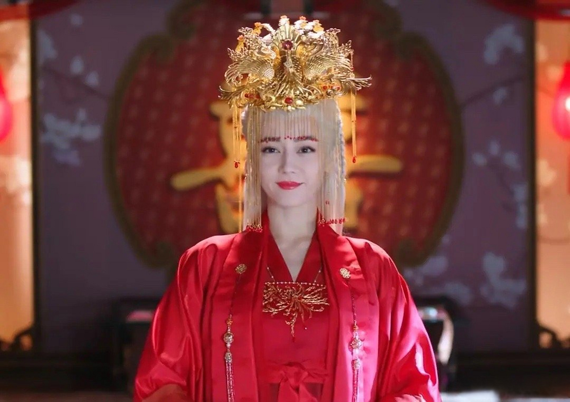 迪丽热巴能不能放弃古装,没见过这么难看的嫁衣造型,天山童姥[思考]