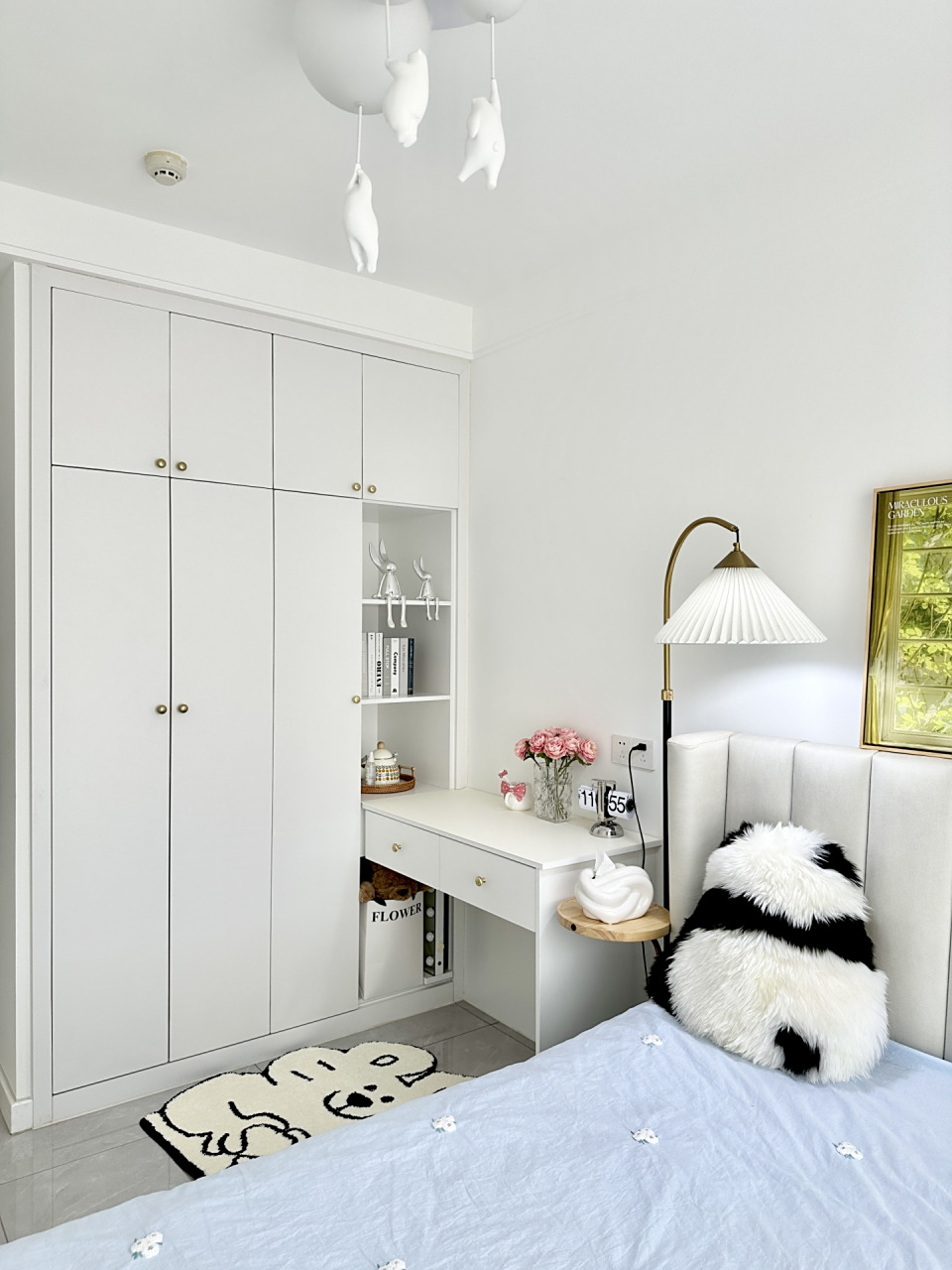 99我家装修预算不高,所以整体硬装比较简单,卧室通刷白色乳胶漆,做