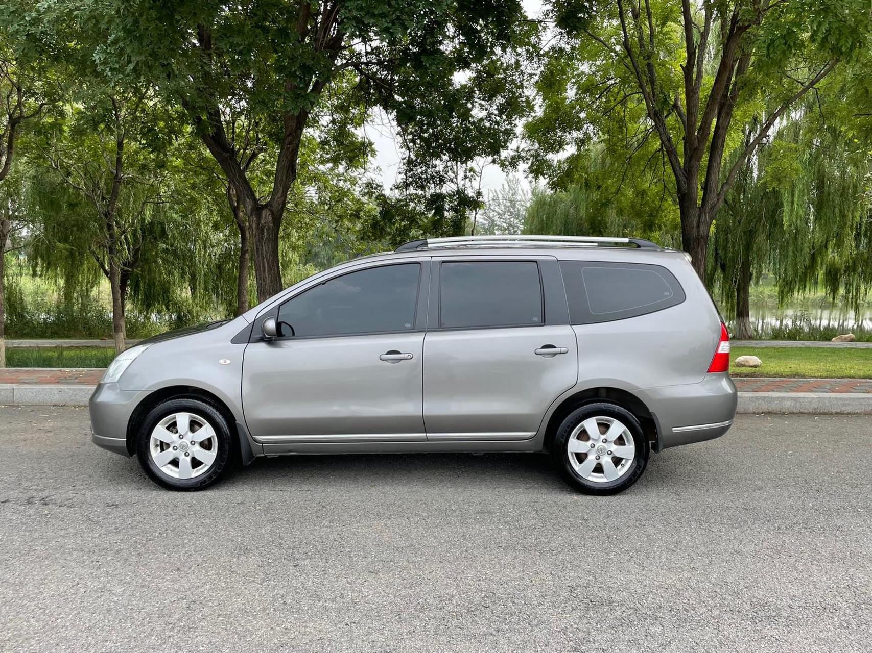 2011日产骏逸七座休旅车.