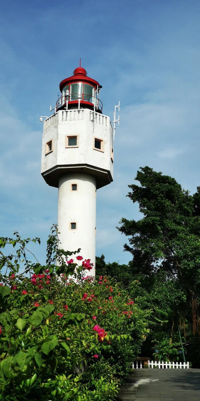 涠洲岛之鳄鱼山火山公园 鳄鱼山景区又叫鳄鱼山公园,位于涠洲岛南湾西