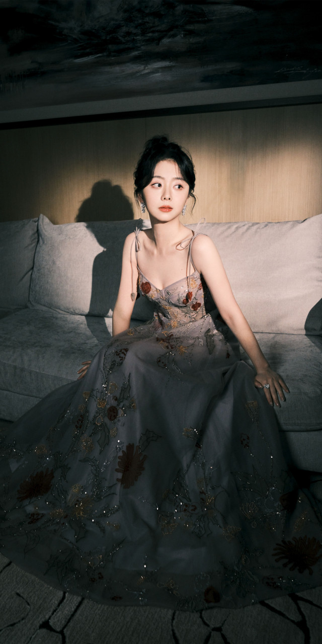 谭松韵繁花油画纱裙造型壁纸组图