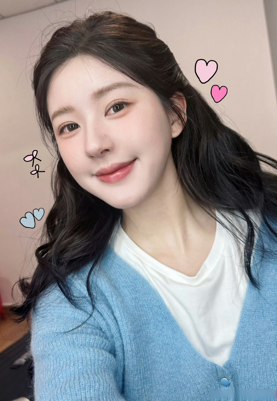 赵露思年末营业照9615,怎么只有4张自拍,没有九宫格的年末美图