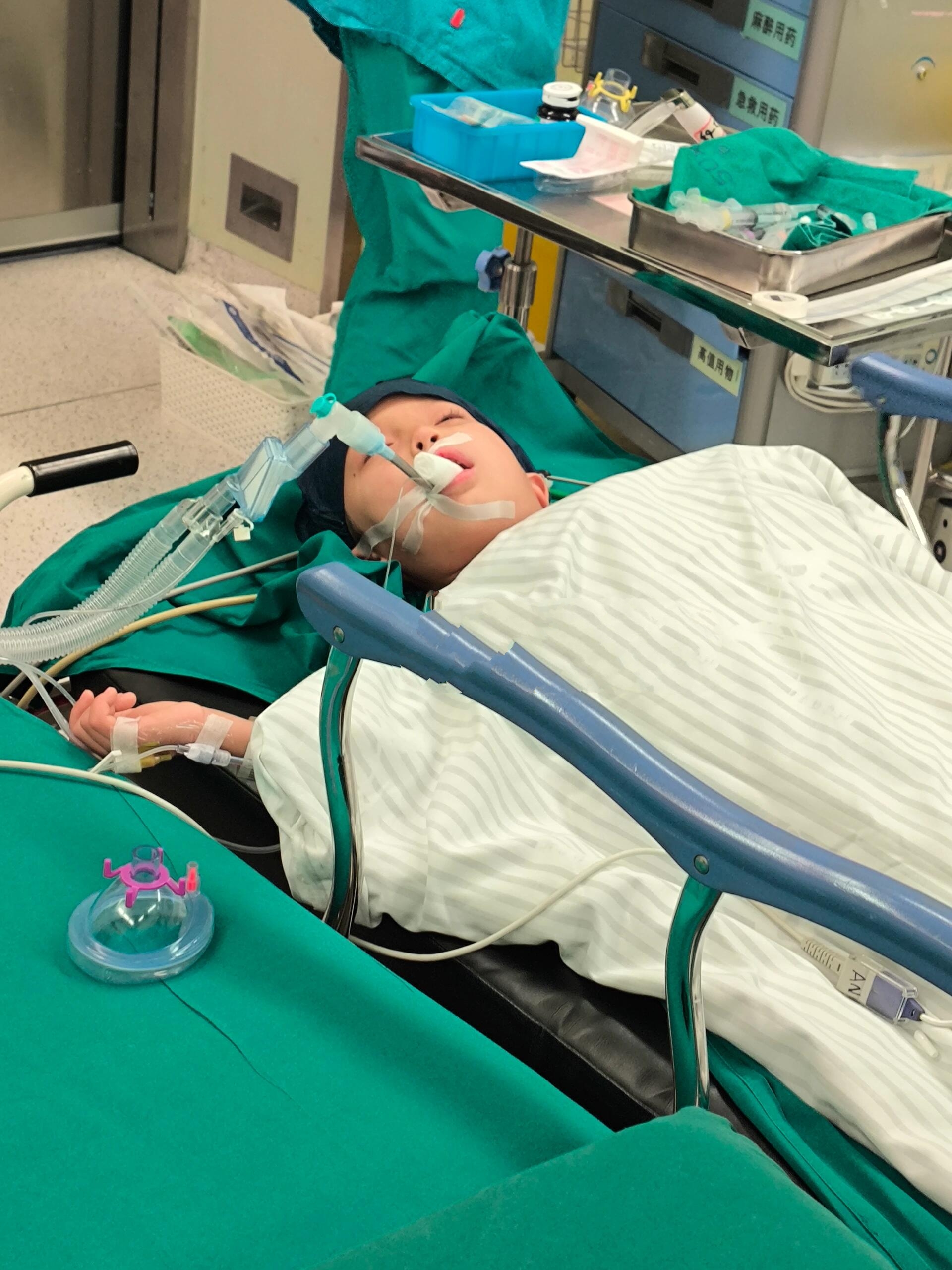 七岁多的新疆女宝,先天性脊髓栓系,之前做过一次手术了,没效果,第二次