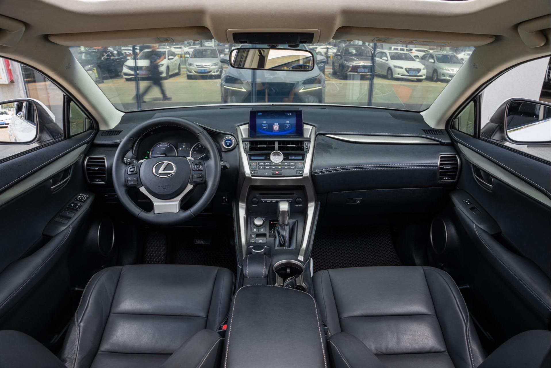 雷克萨斯nx300h.
