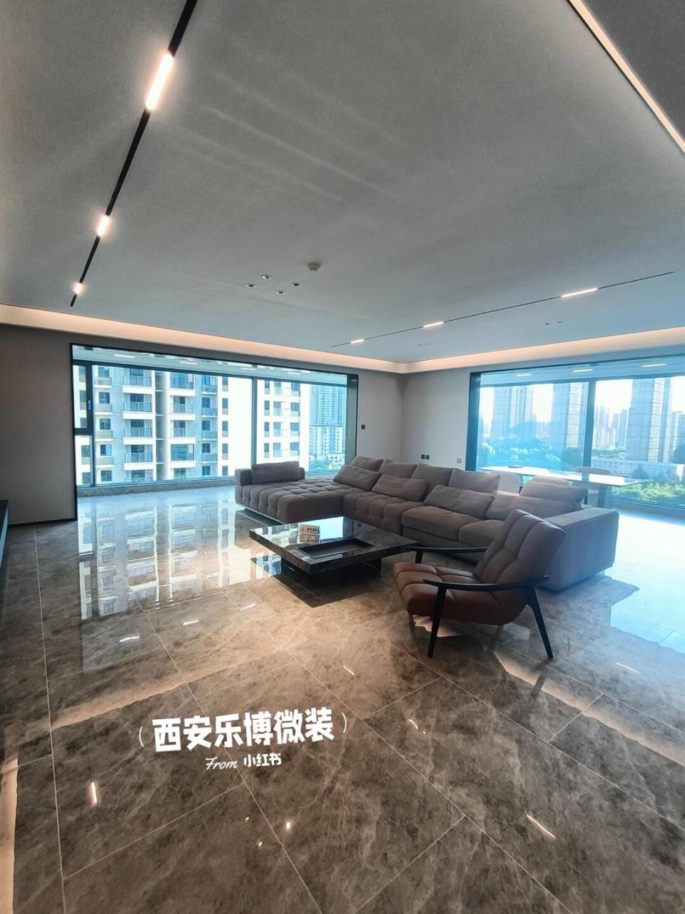 万科翡翠国际244户型大平层,客厅270度转角双阳台,原来有两个笨重的推