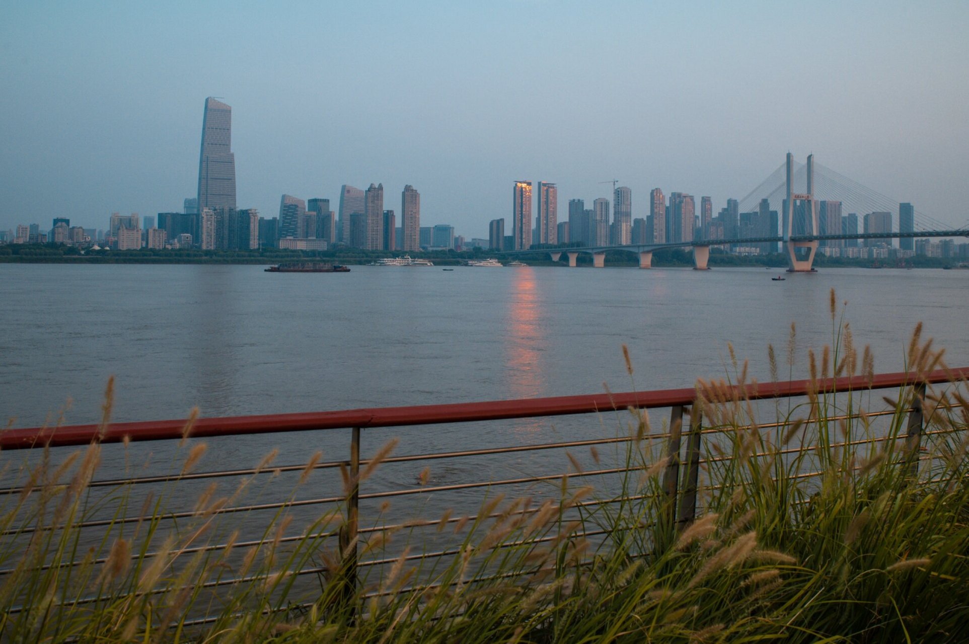 武汉江滩早上图片