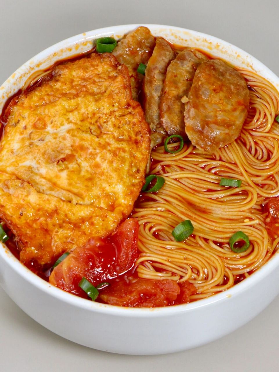 番茄鸡蛋面简单好吃,热乎乎一大碗好吃01 这款茄汁鸡蛋面加上香肠