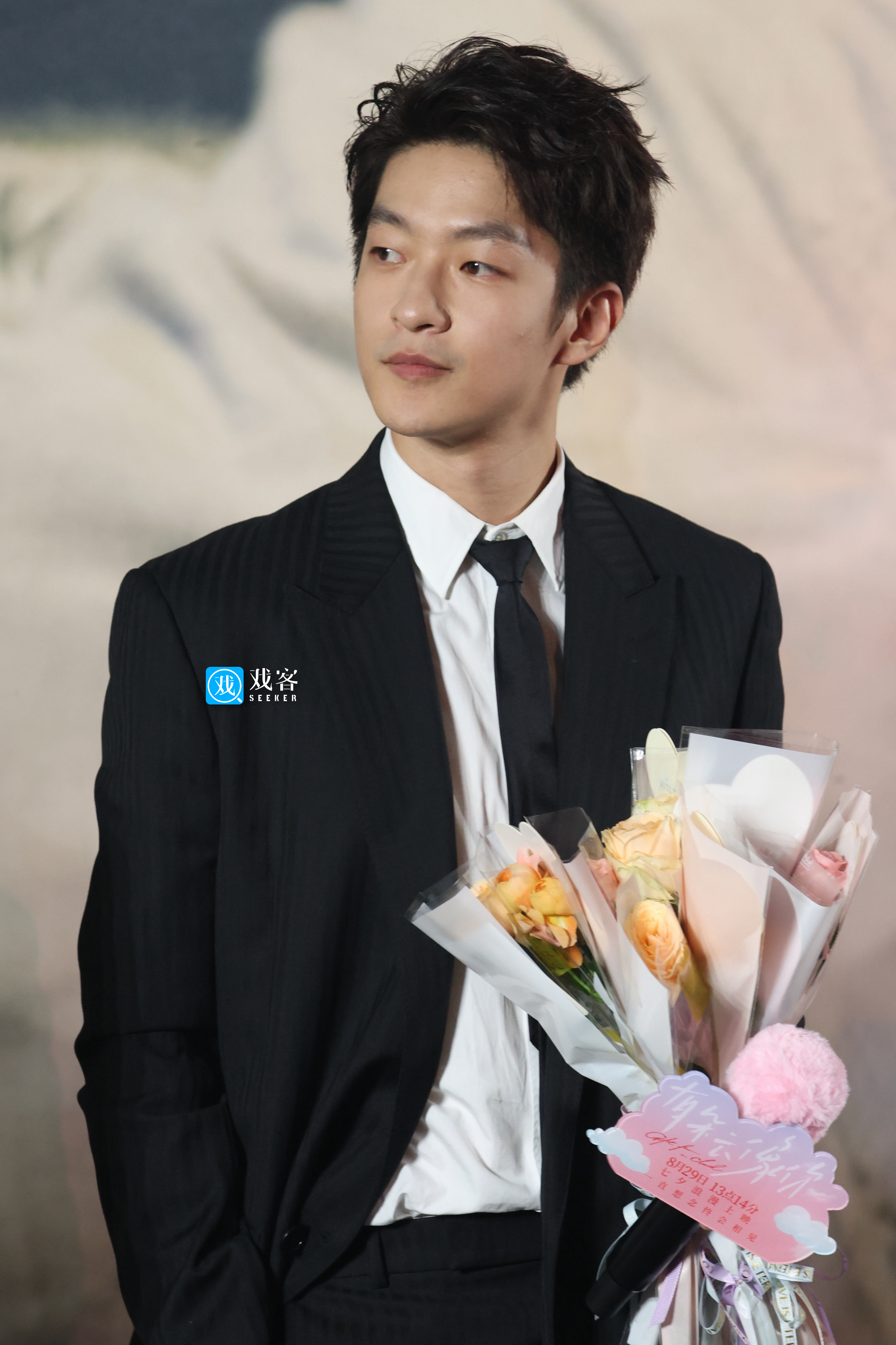 屈楚萧#电影有朵云像你# 首映礼生图秦天哥哥就这么穿西装打领带捧着