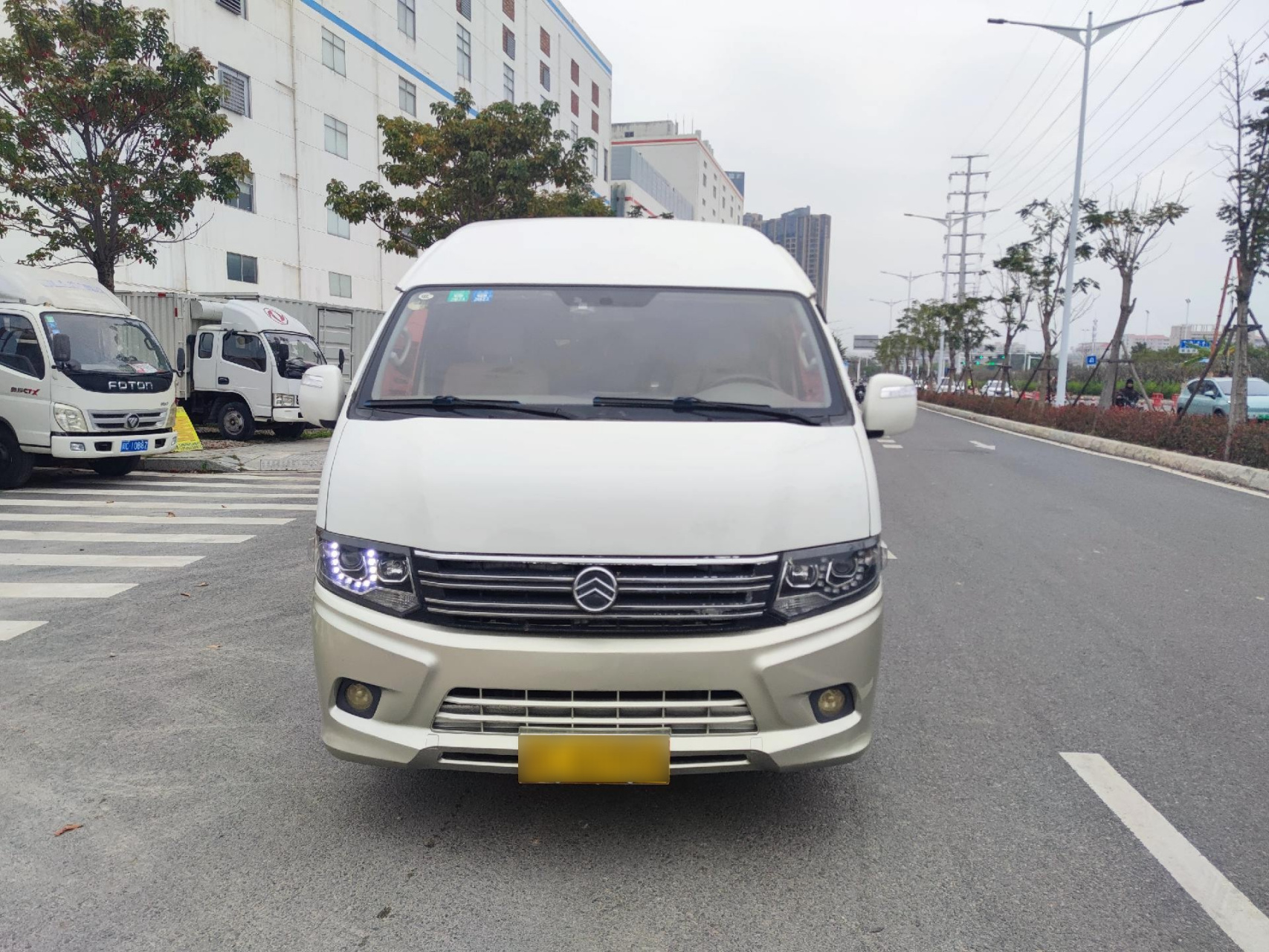 2017年8月上牌,金旅14座中型客车,汽油2.