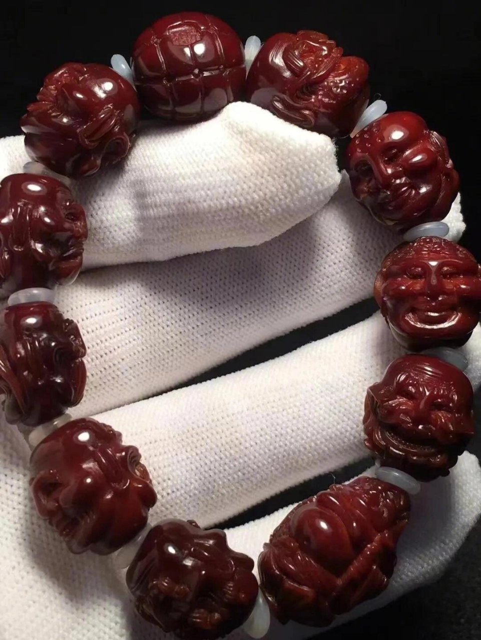 橄榄核盘玩七种技巧,让你的包浆更红,更润, 橄榄核雕是我国工艺美术园