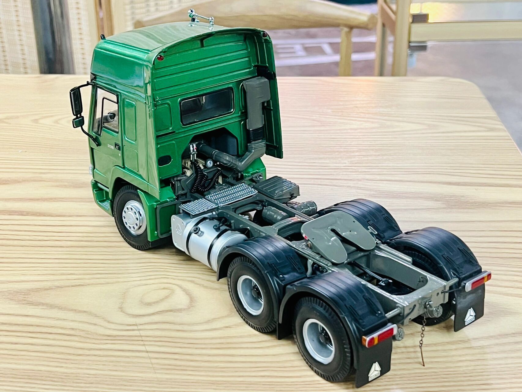 这个也算是一代经典车型了,中国重汽豪沃336卡车模型,早期的1/24卡车