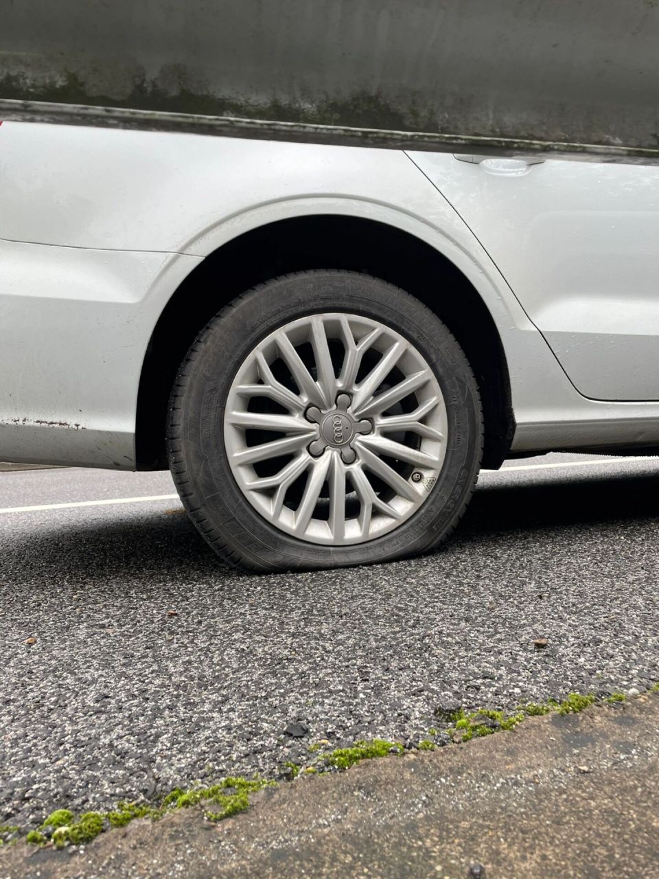 高速上车胎漏气 今天一早上班,上高速开了不到十公里,就开始报警,右