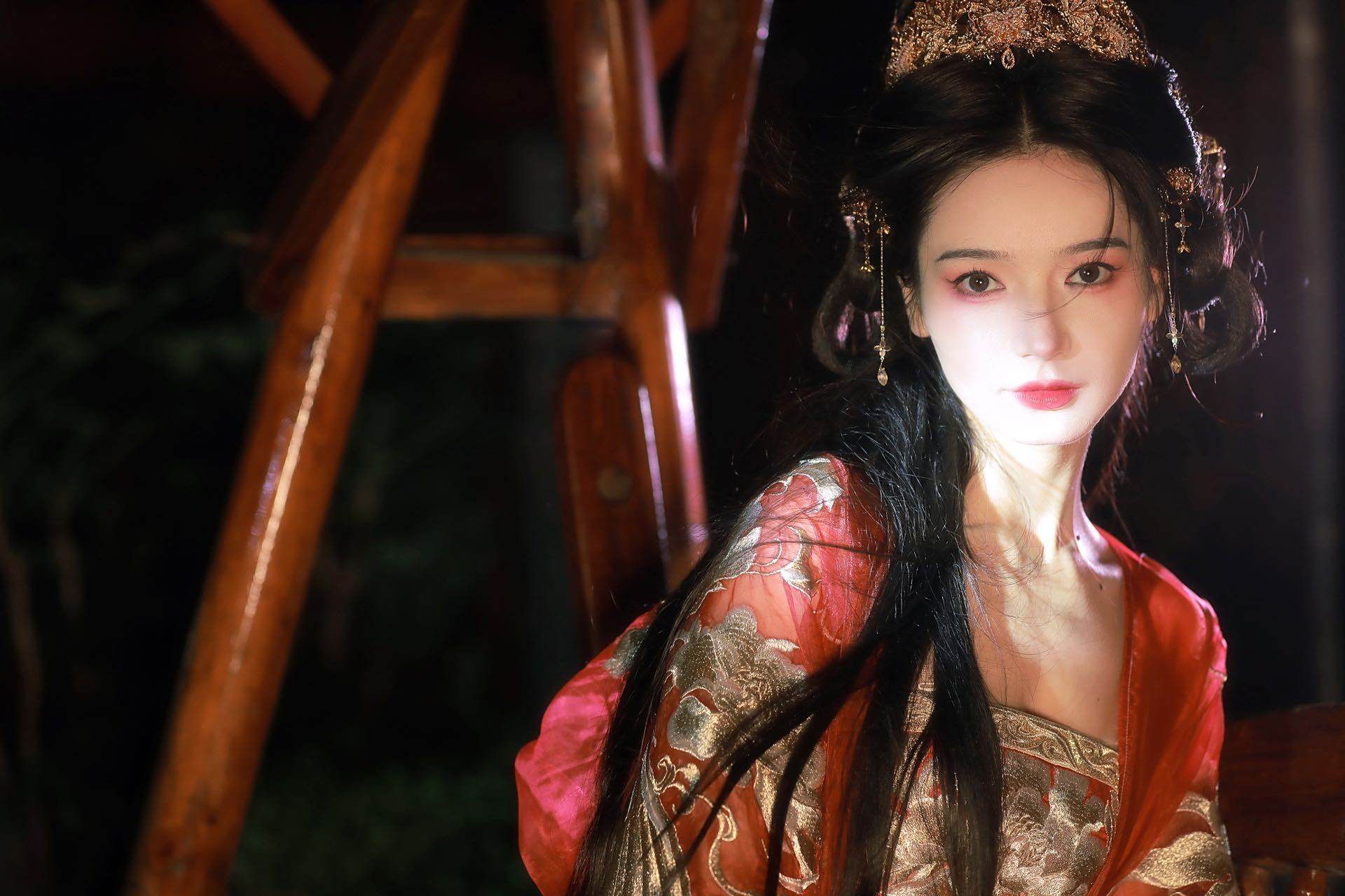 代斯古风大赏,云想衣裳花想容,春风拂槛露华浓,一袭红装翩若惊鸿.