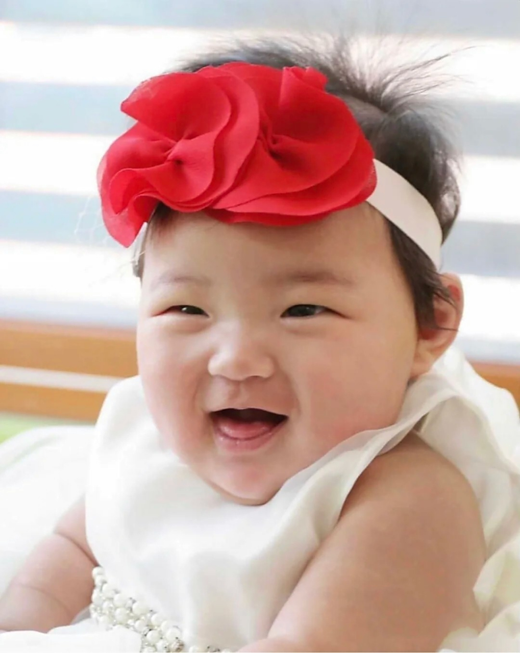 仔细看看小郑仁这张照片,怎么就没人救她?