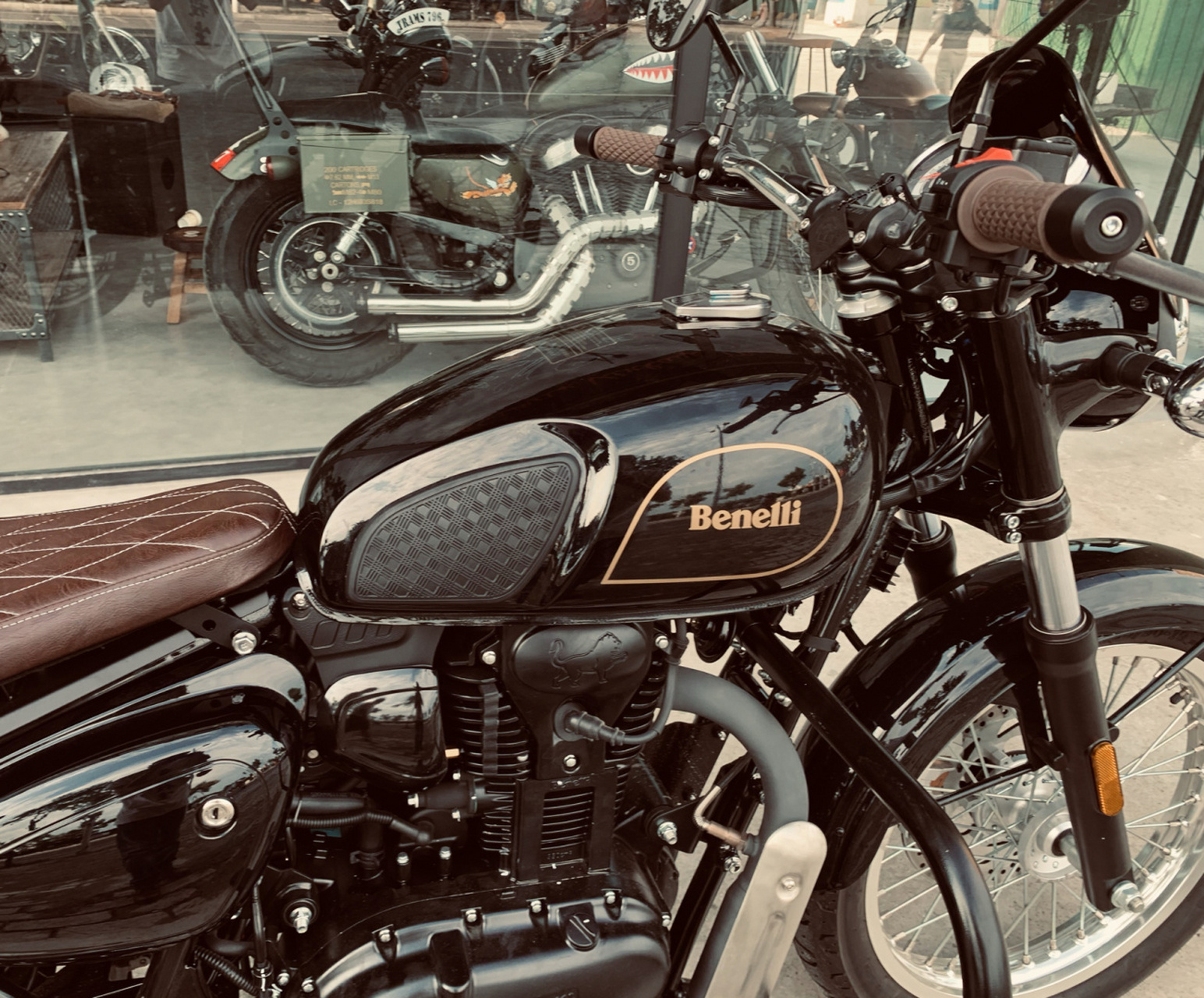 这肯定是一款外观很成功的车 贝纳利·帝国400