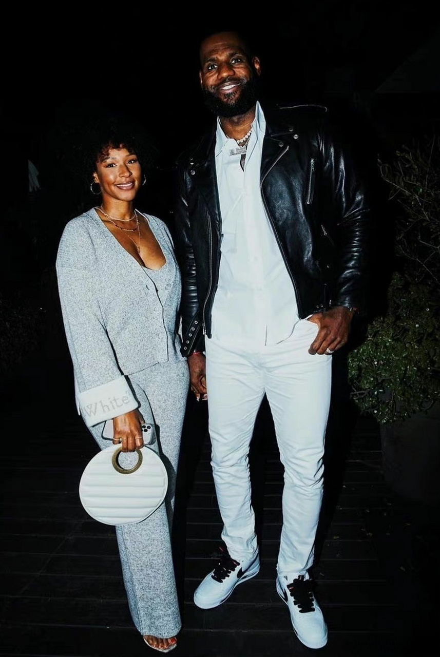 詹姆斯&萨瓦娜,去哪儿都得拉手手[心]#3月第一天