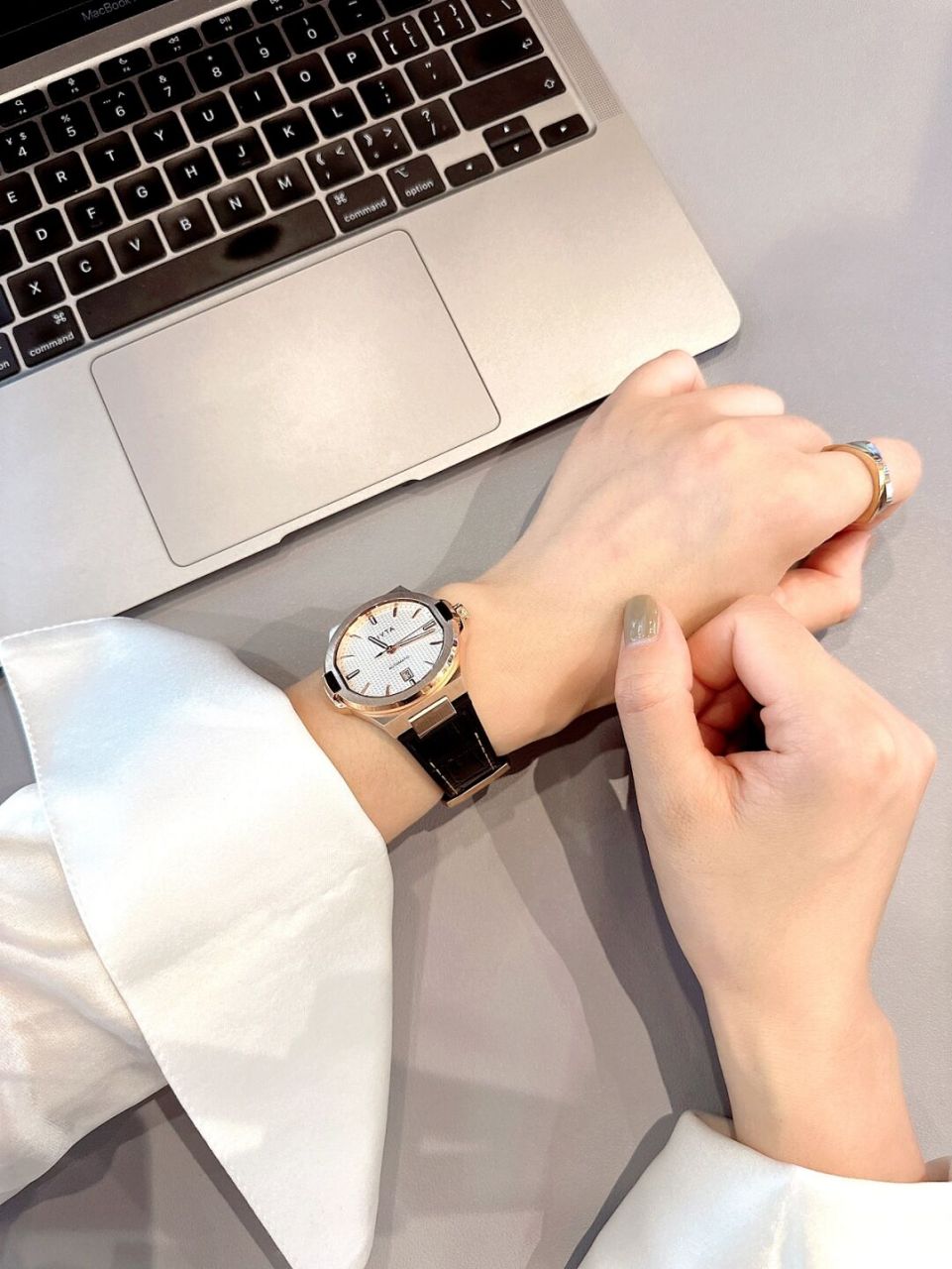 太空人小金表 黑金搭配高级感满格 太空人小金表 黑金搭配高级感满格