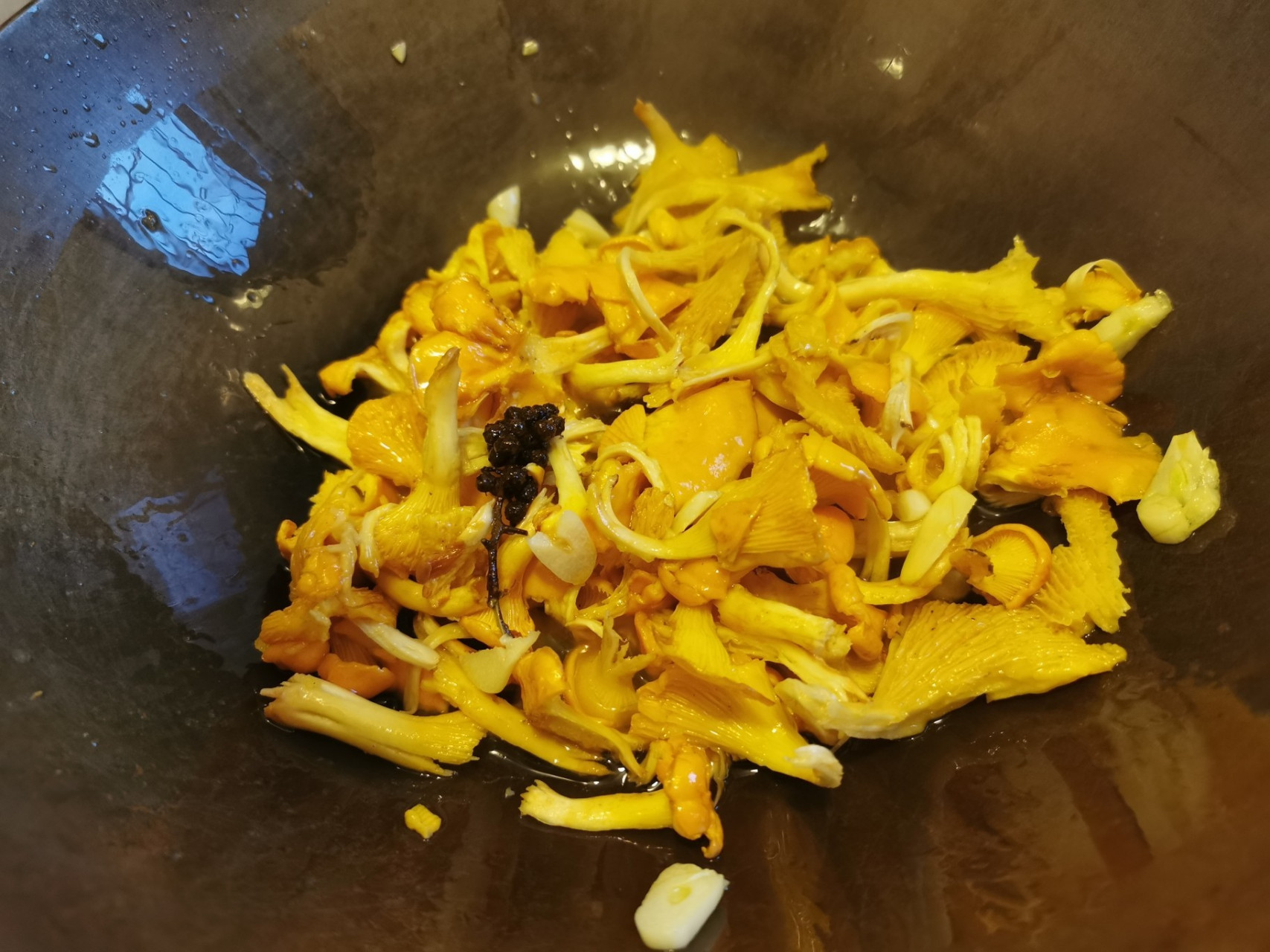 家常菜7——素炒鸡油菌(云南野生菌) 鸡油菌是我最爱的菌之一,下班路