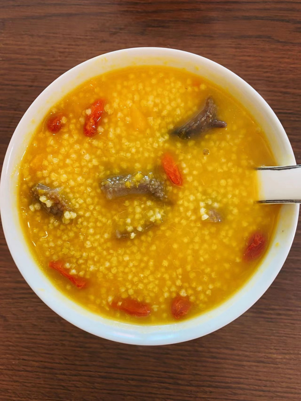 海参粥的做法 准备用料:小米,即食海参2个,盐适量,白胡椒粉适量 1