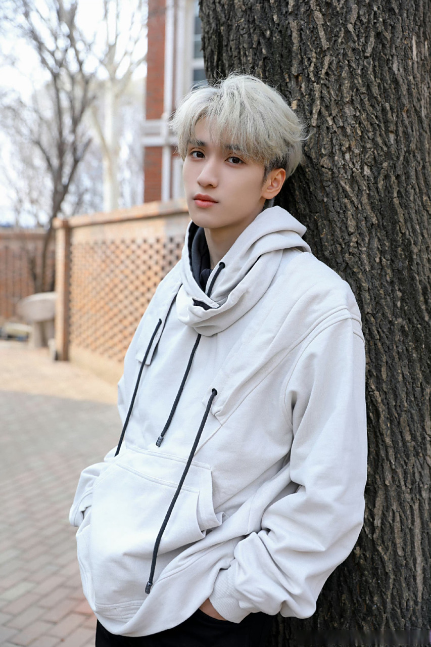 严浩翔银发七连拍##严浩翔晒户外随拍#  严浩翔晒银发七连拍9155