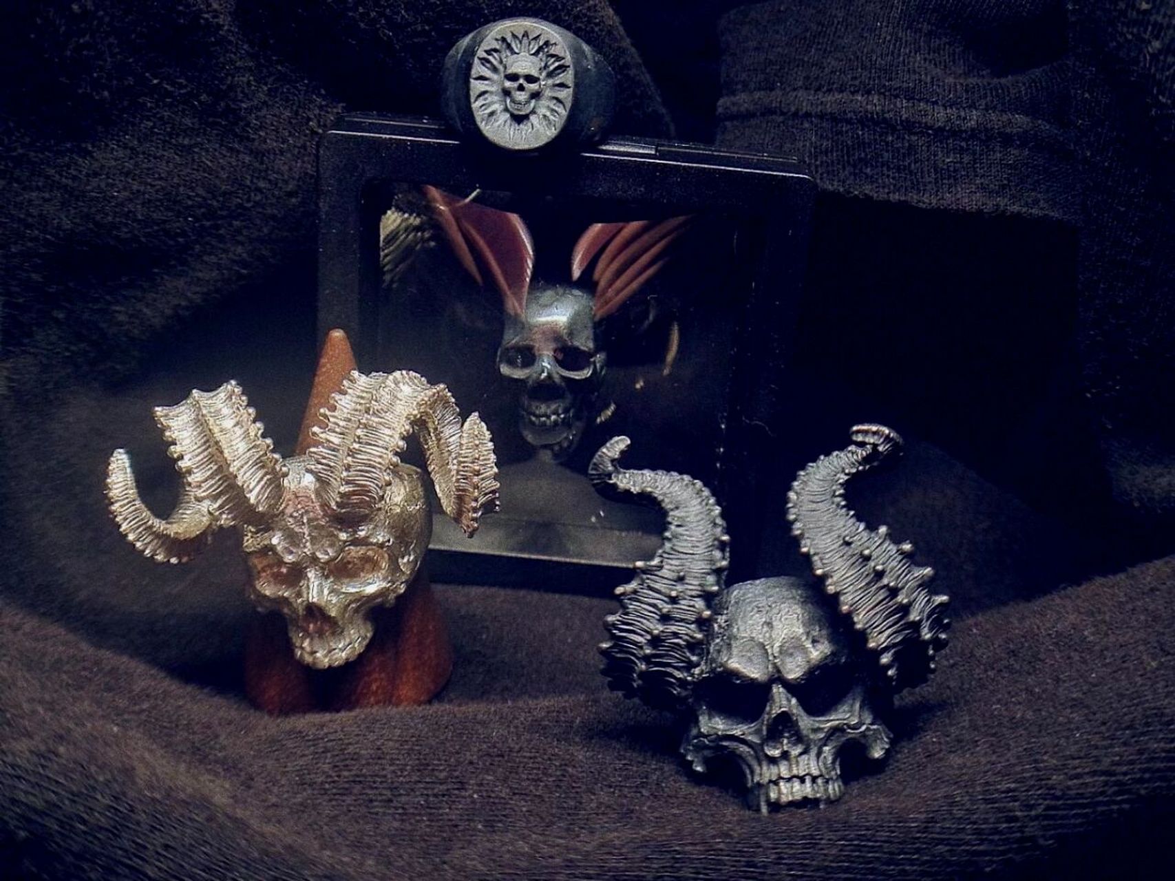 恶魔之王是谁? 1.魔王:撒旦(有传说撒旦堕落以前叫路西法) 2.