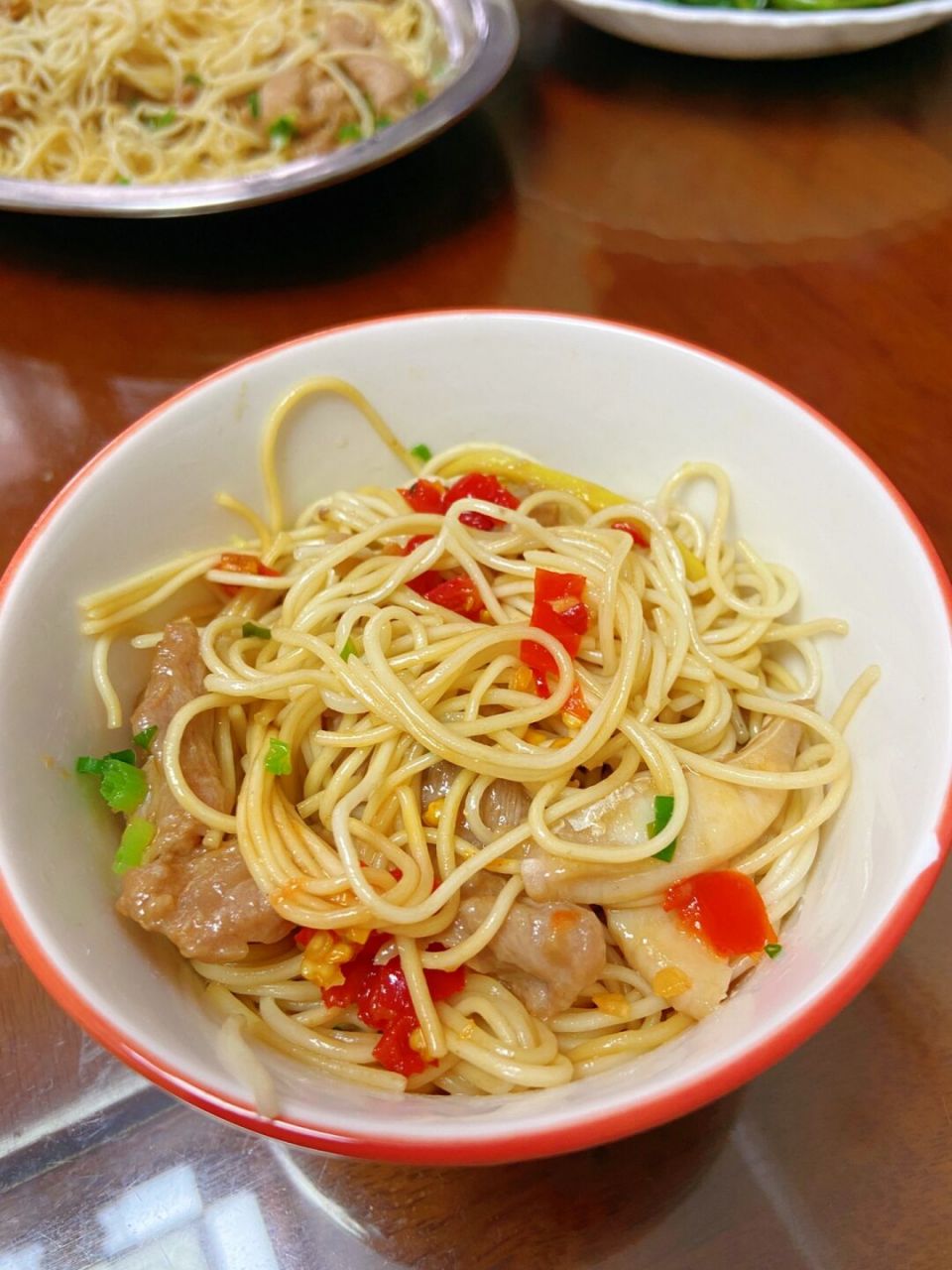 蒸的做法好吃又不上火,肉片嫩又香,面条尽量用爽滑不易坨的,吃的时候