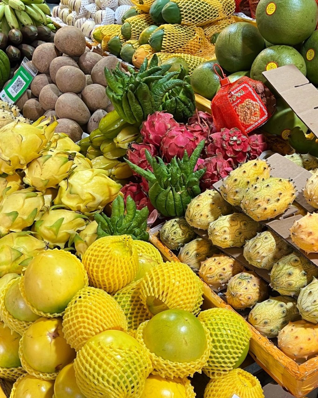 在云南旅游吃到的奇怪水果合集 91图一是在水果市场门口的小店里