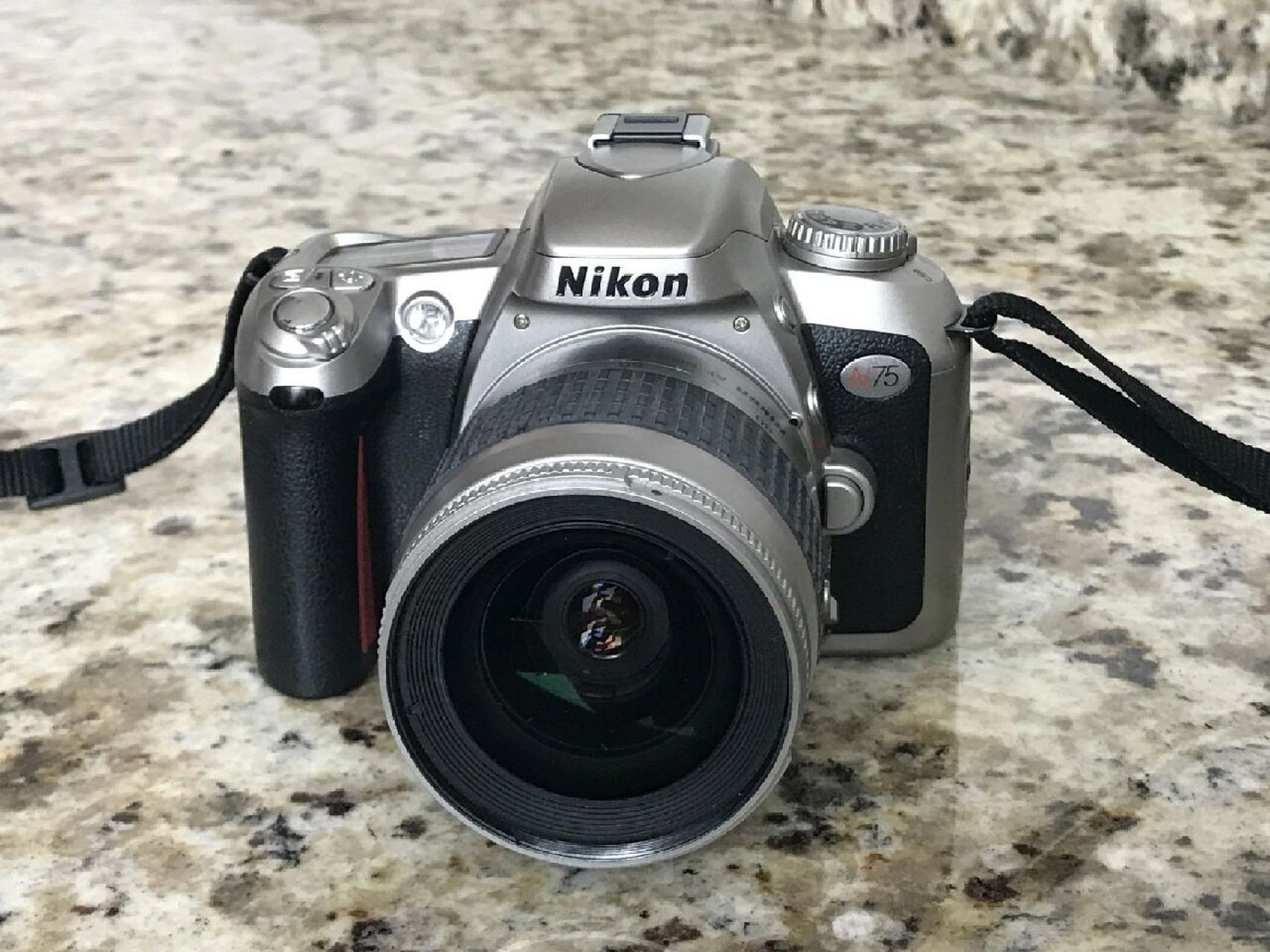 每日识一机,nikon f75 91nikon f75于2003年诞生,这是尼康发布的