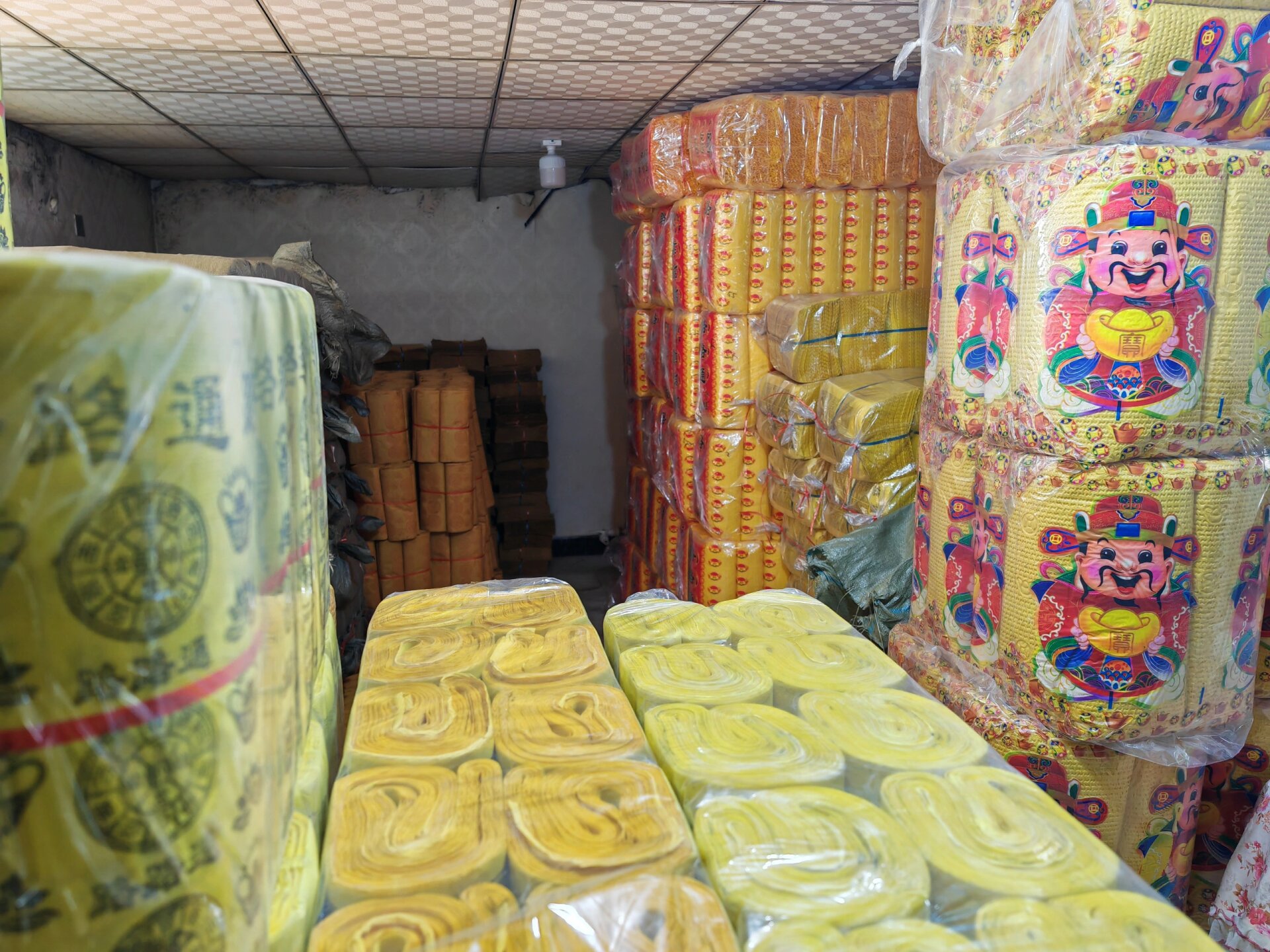 玉香纸业批发 ,位于农电高层西500米路南,经营各种精品烧纸,元宝,高香