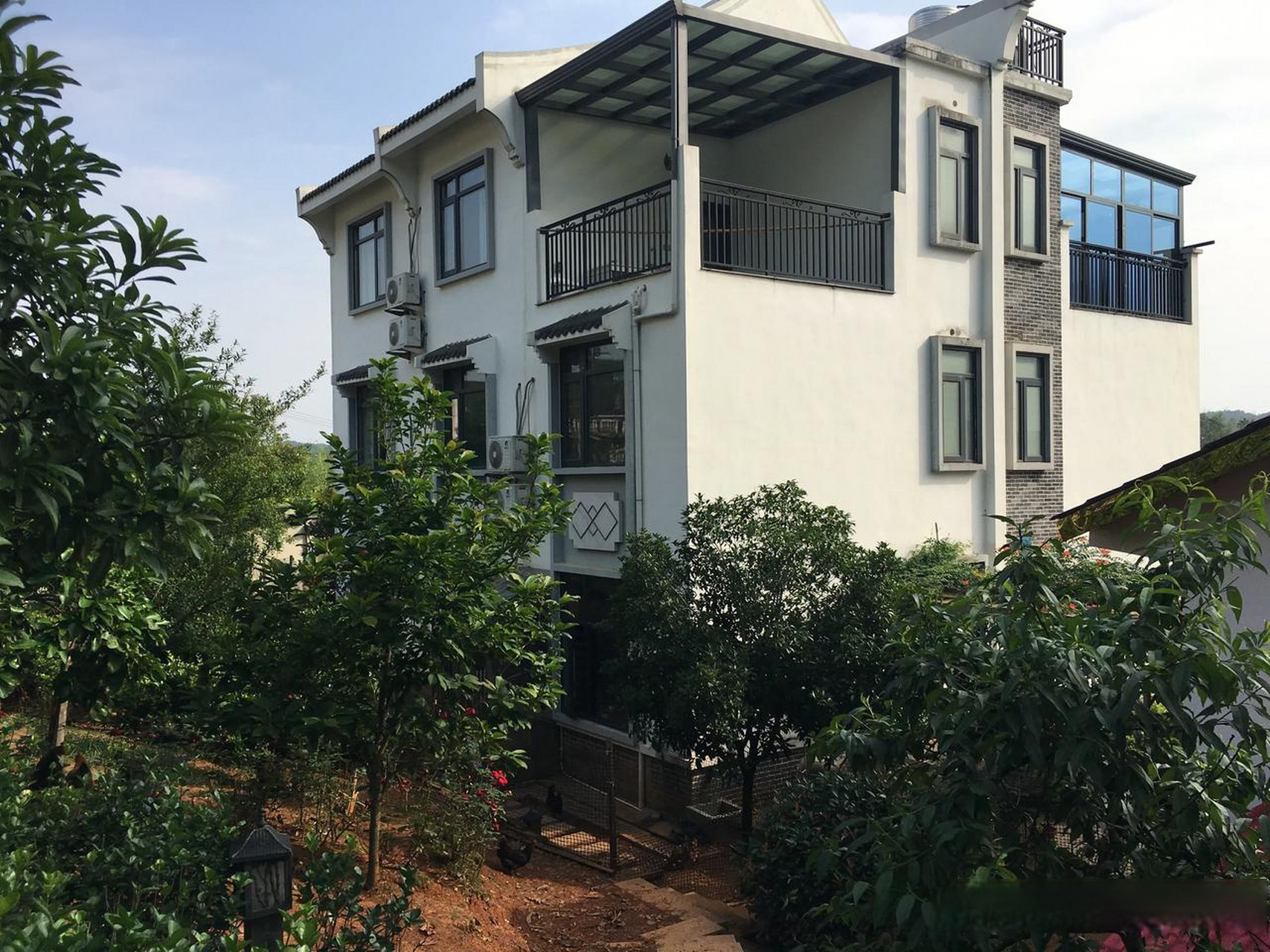 昨天从成都动车到长沙,今天上午在长沙办完事后自己开车回到了老家