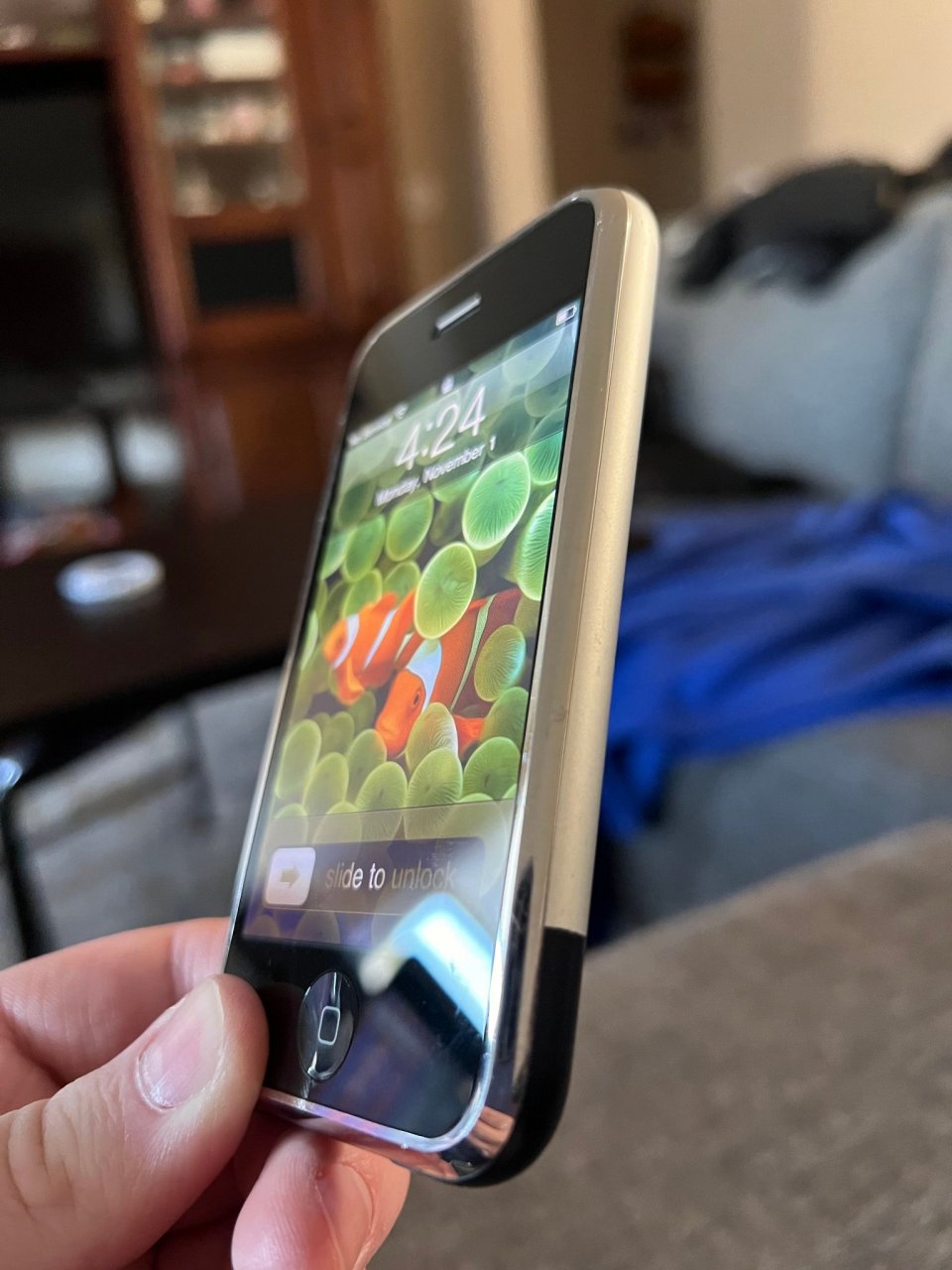 老古董iphone 2g!一直想要一个!  现在能找到一款能开机,外观还不错的