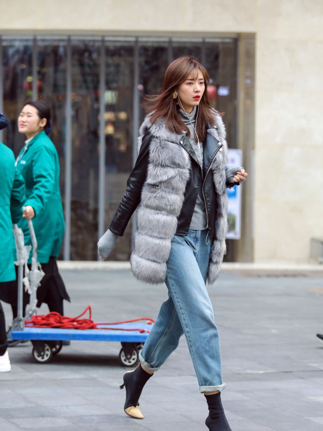 搭配# #街拍# #街头摄影# #索尼#  #相机配件分享# #重庆街拍