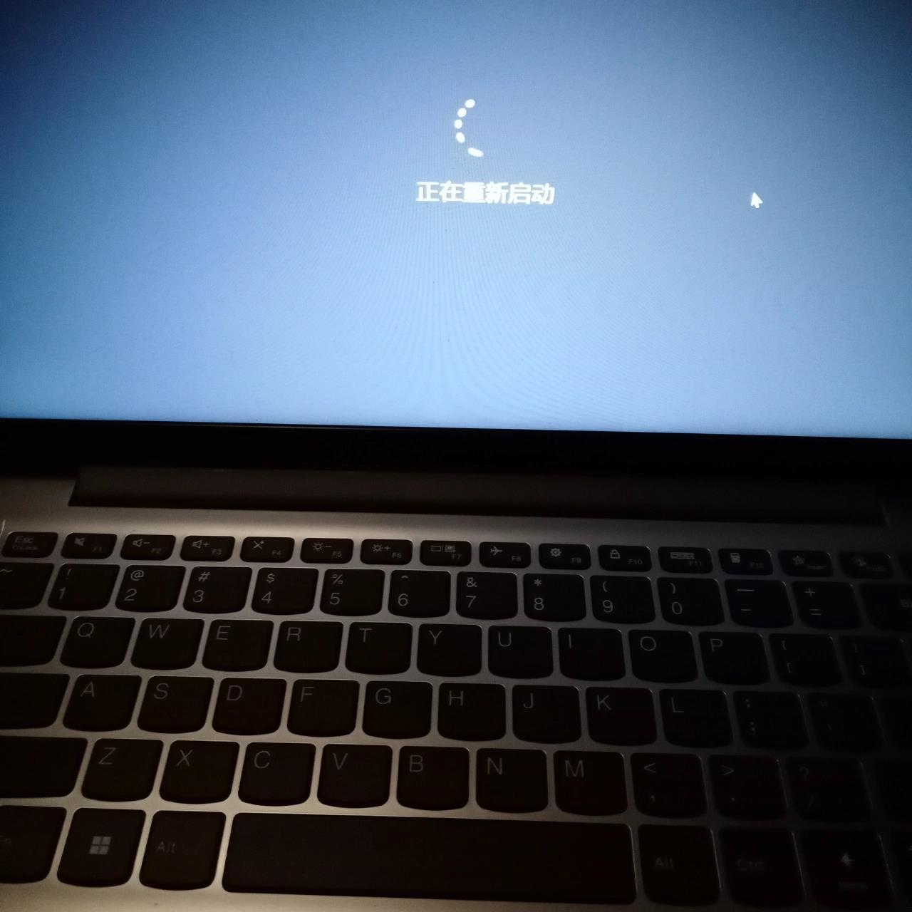 为啥电脑重启后一直在转圈圈啊 为啥电脑重启后一直在转圈圈啊.