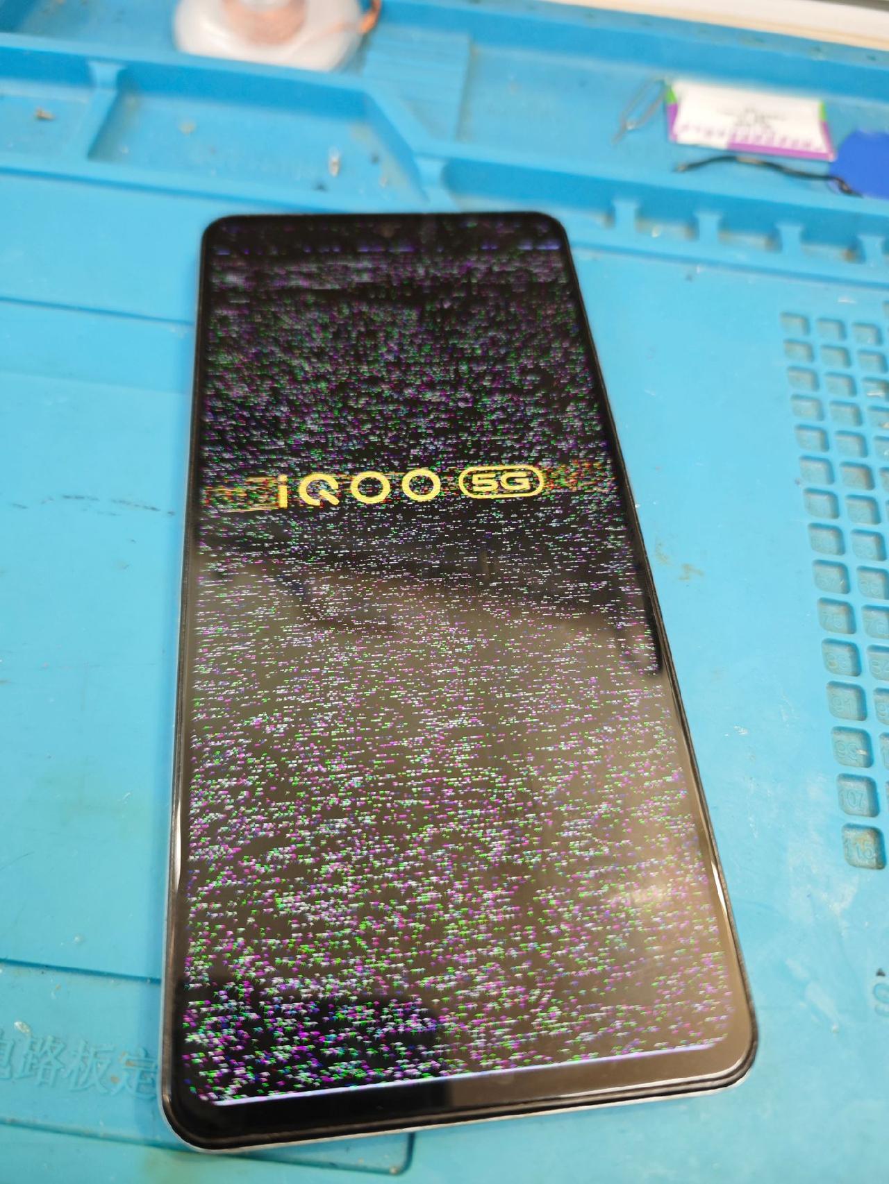 iqoo花屏不开机不一定是屏幕的问题,重做暂存芯片后成功解决手机店