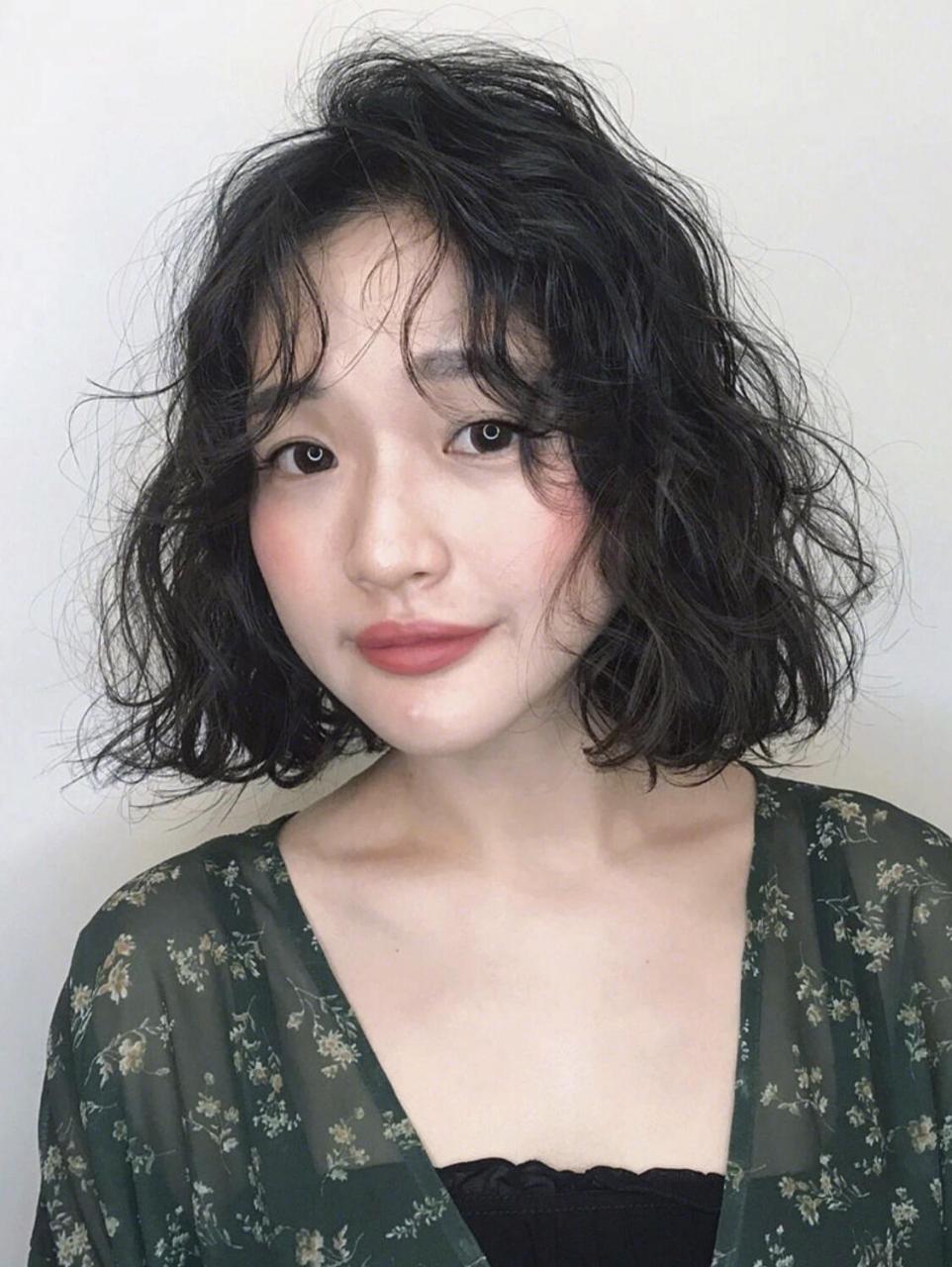 女生短发发型羊毛卷烫发减龄短发新发型复古小卷 短发搭配纹理小卷烫